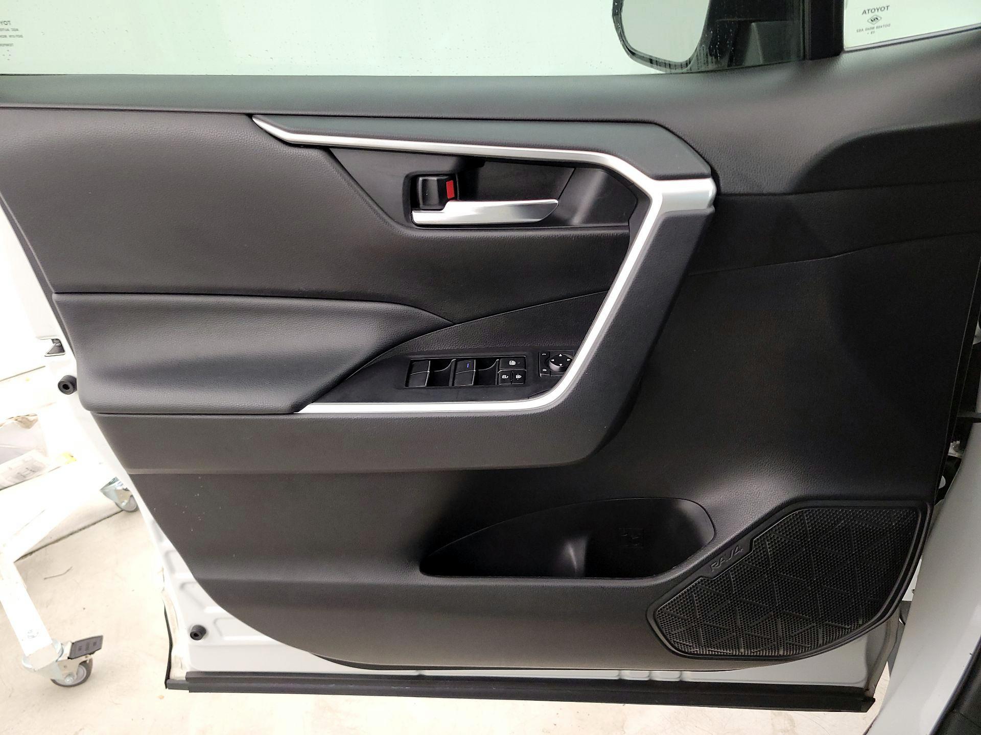 Thumbnail: 2020 Toyota RAV4 - 12