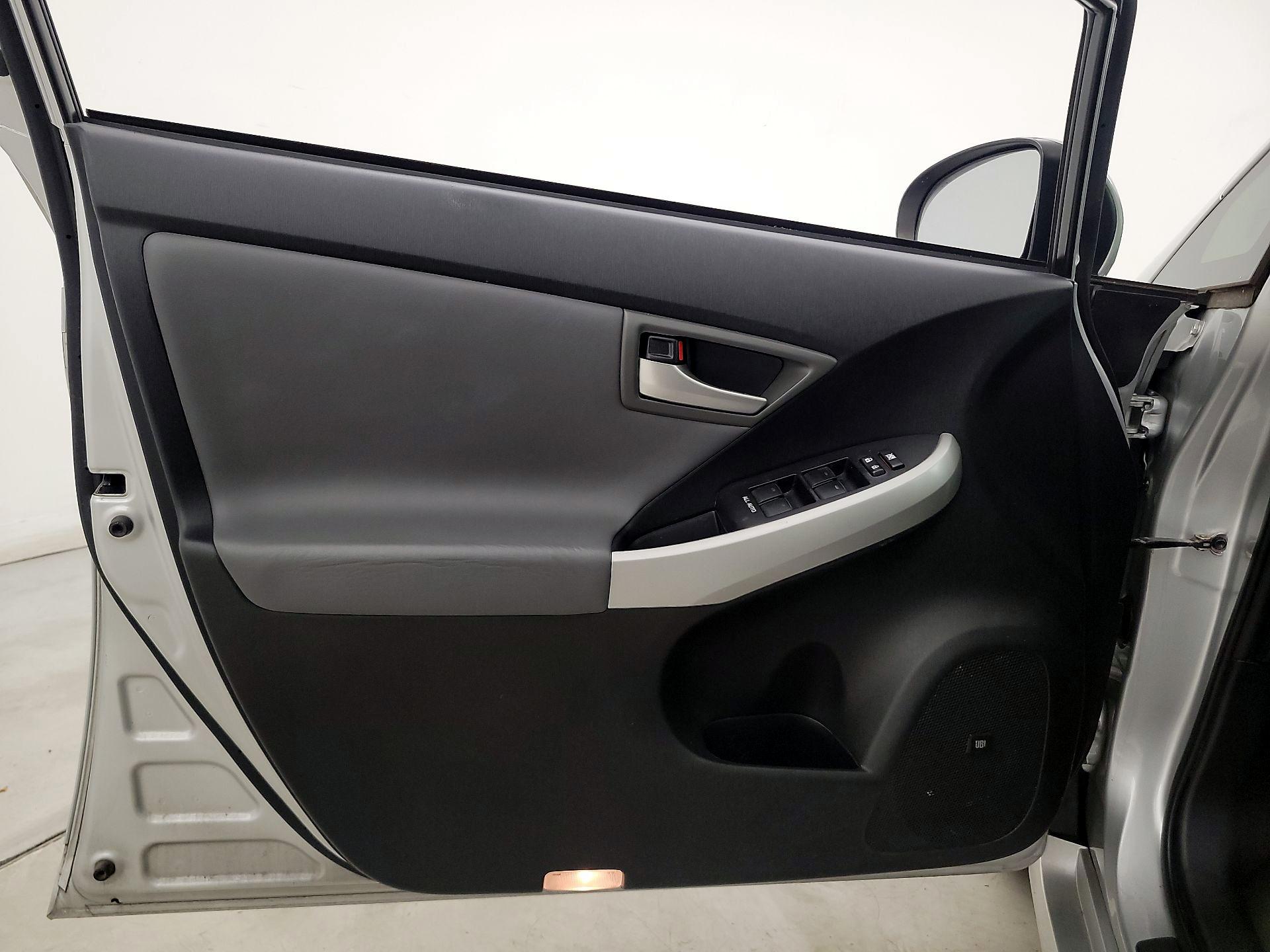 Thumbnail: 2015 Toyota Prius - 12