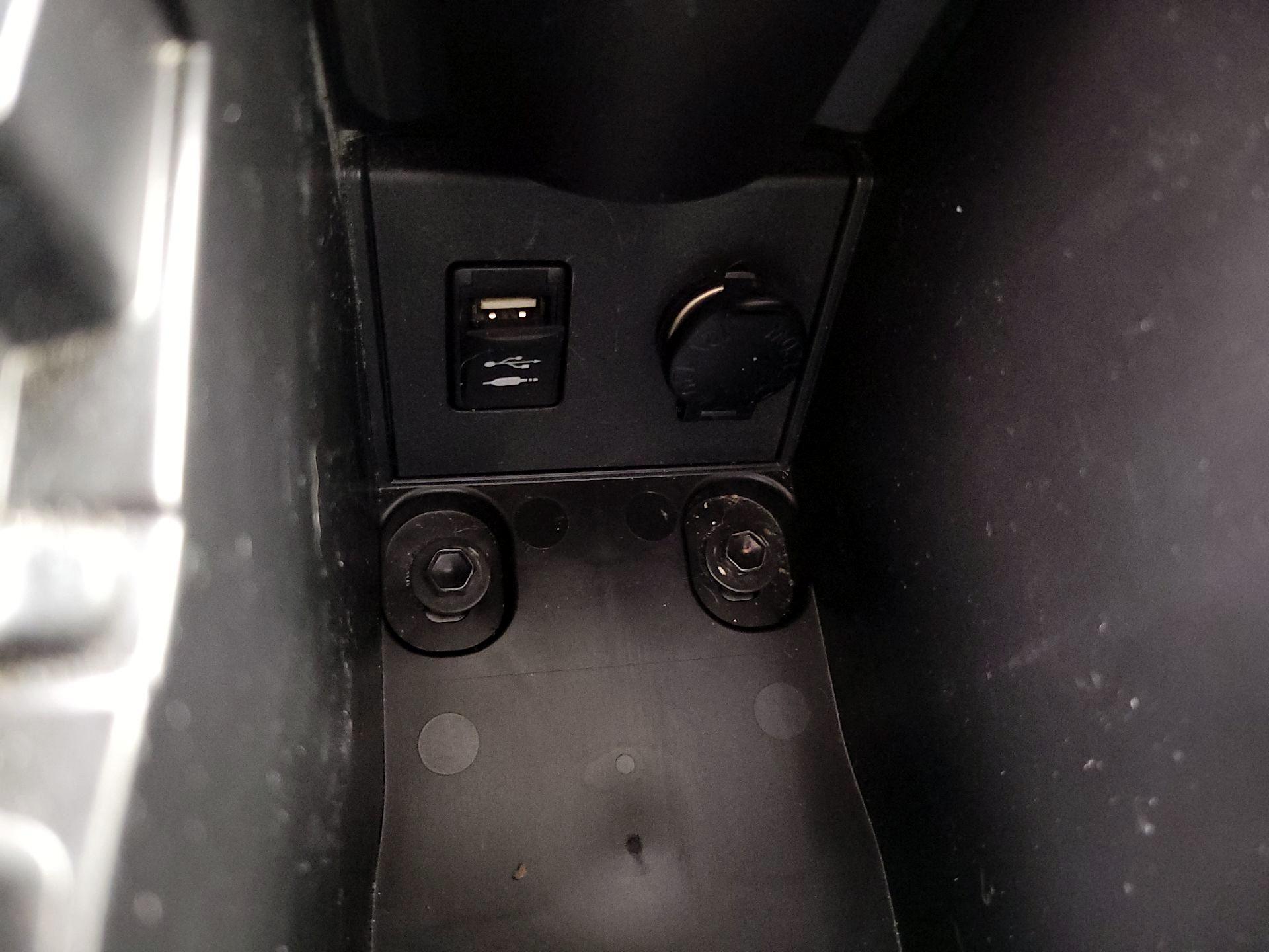 Thumbnail: 2015 Toyota Prius - 18