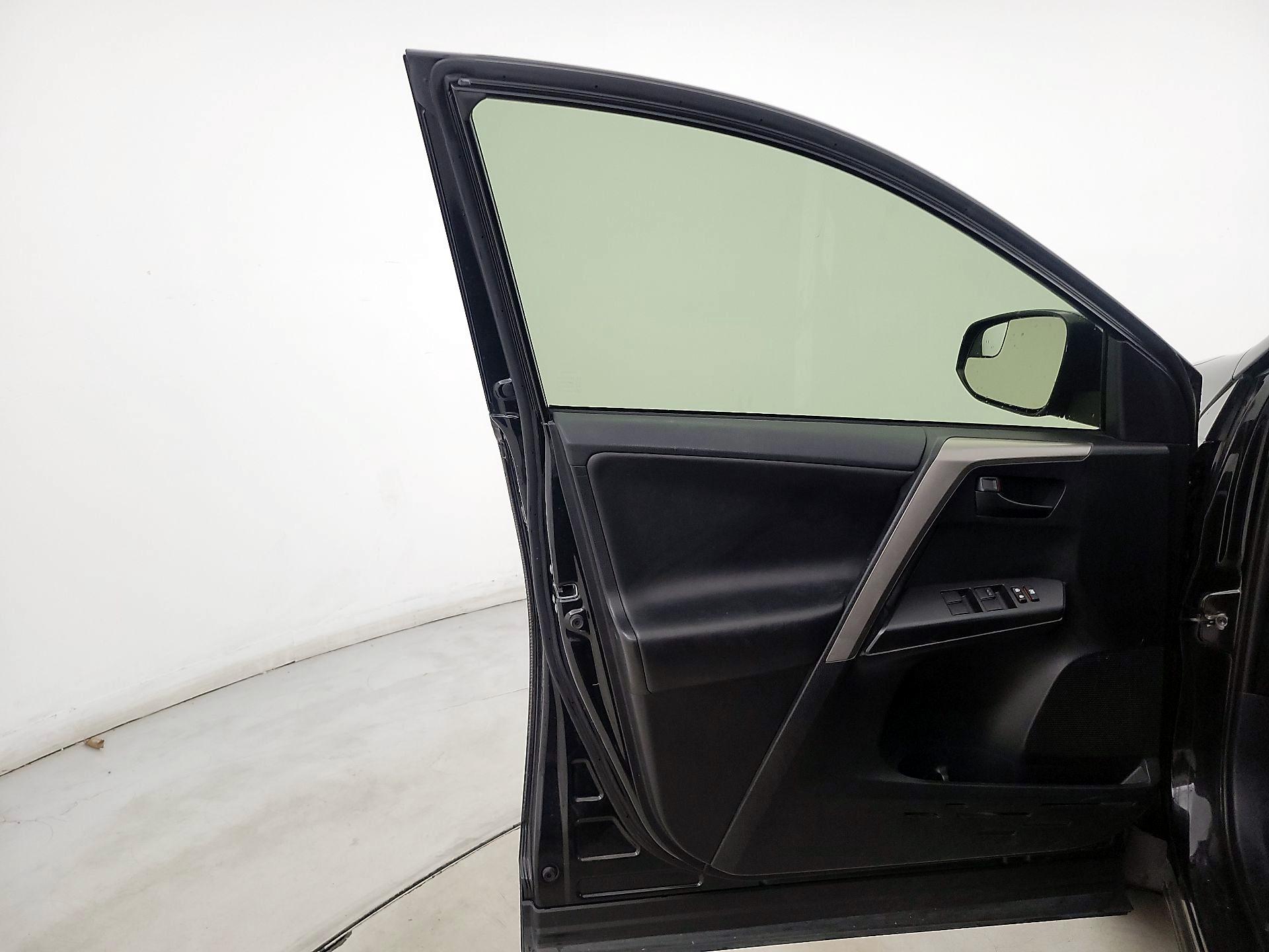 Thumbnail: 2018 Toyota RAV4 - 12