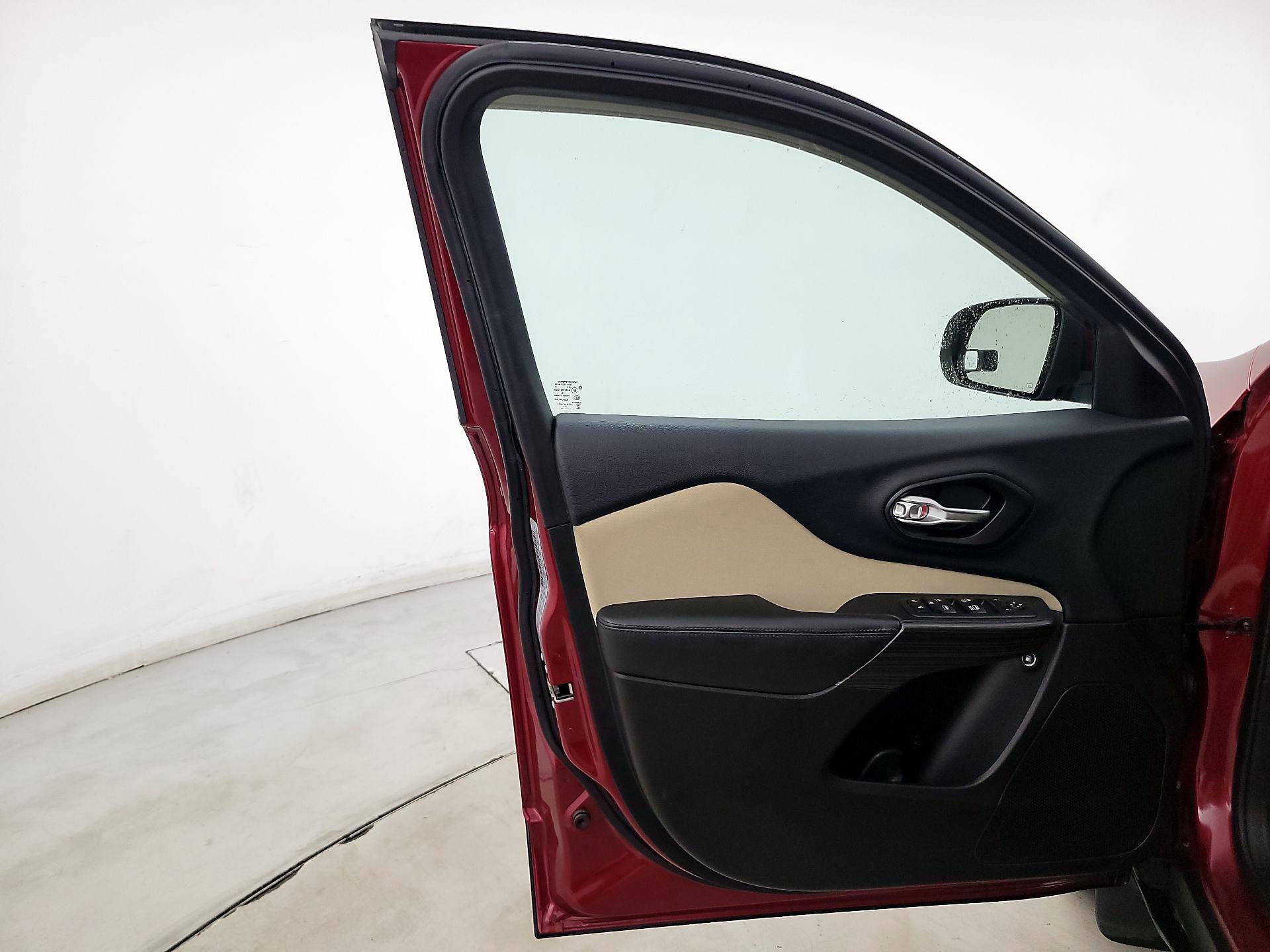 Thumbnail: 2015 Jeep Cherokee - 12