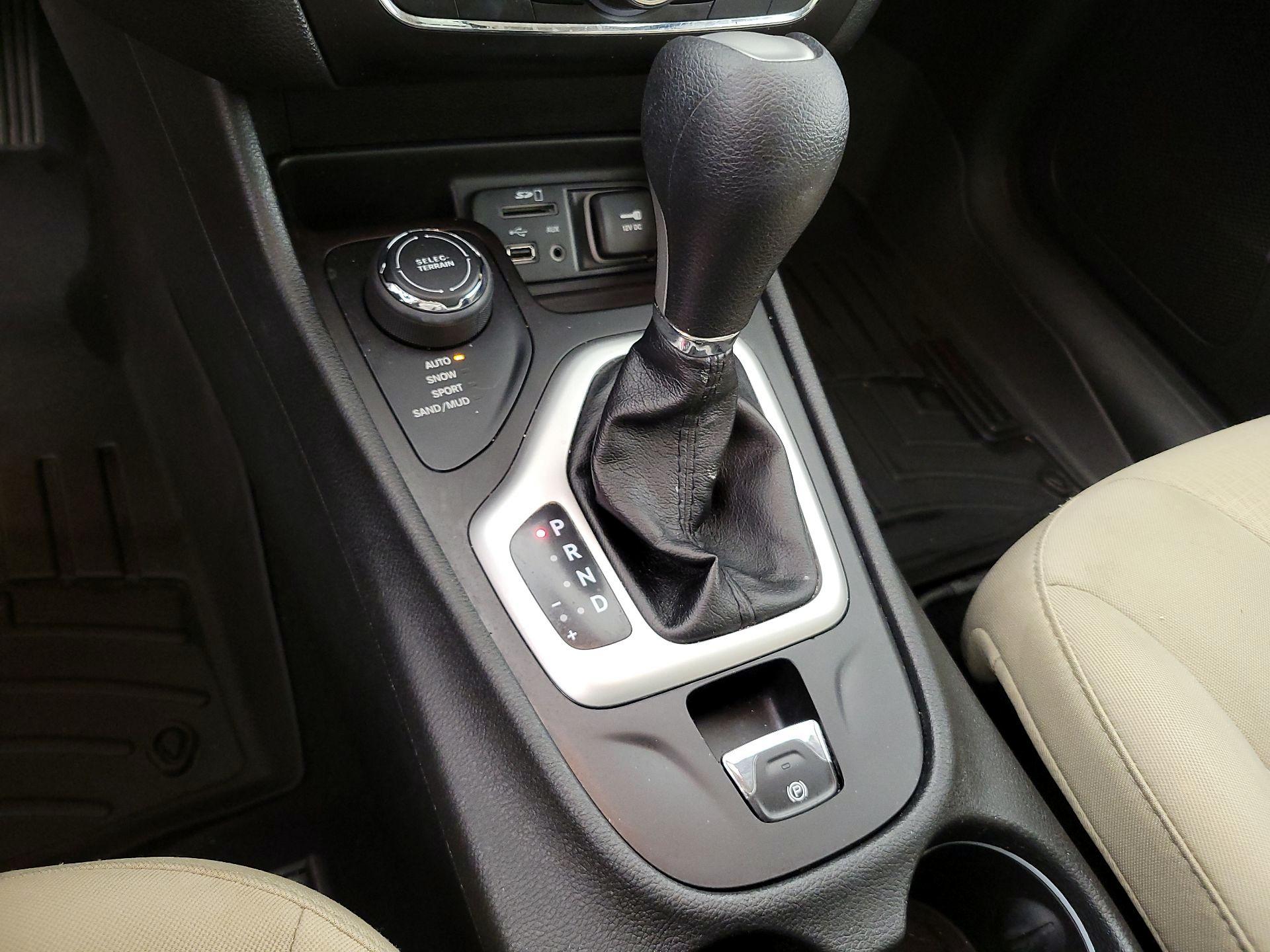 Thumbnail: 2015 Jeep Cherokee - 17