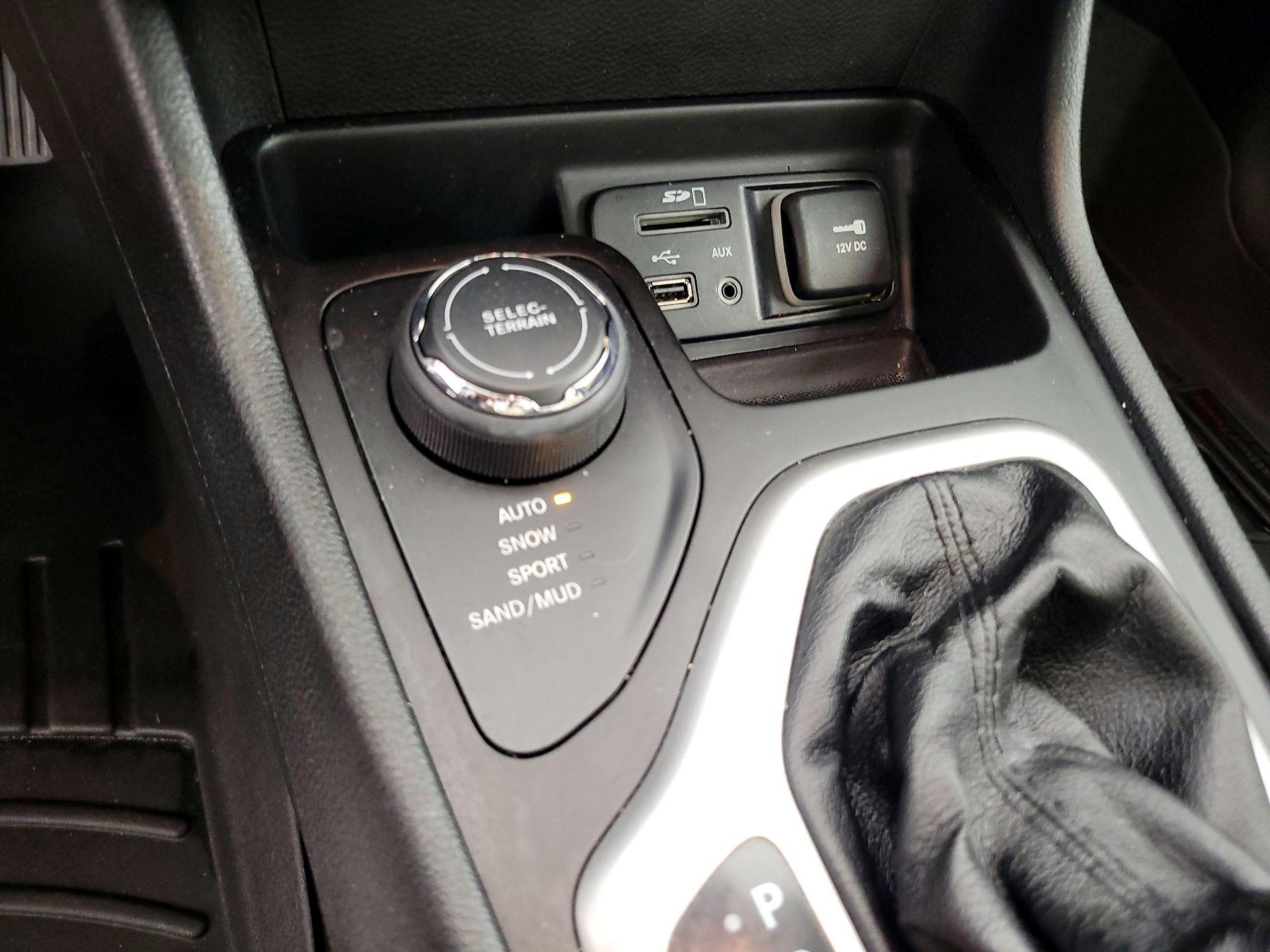 Thumbnail: 2015 Jeep Cherokee - 18