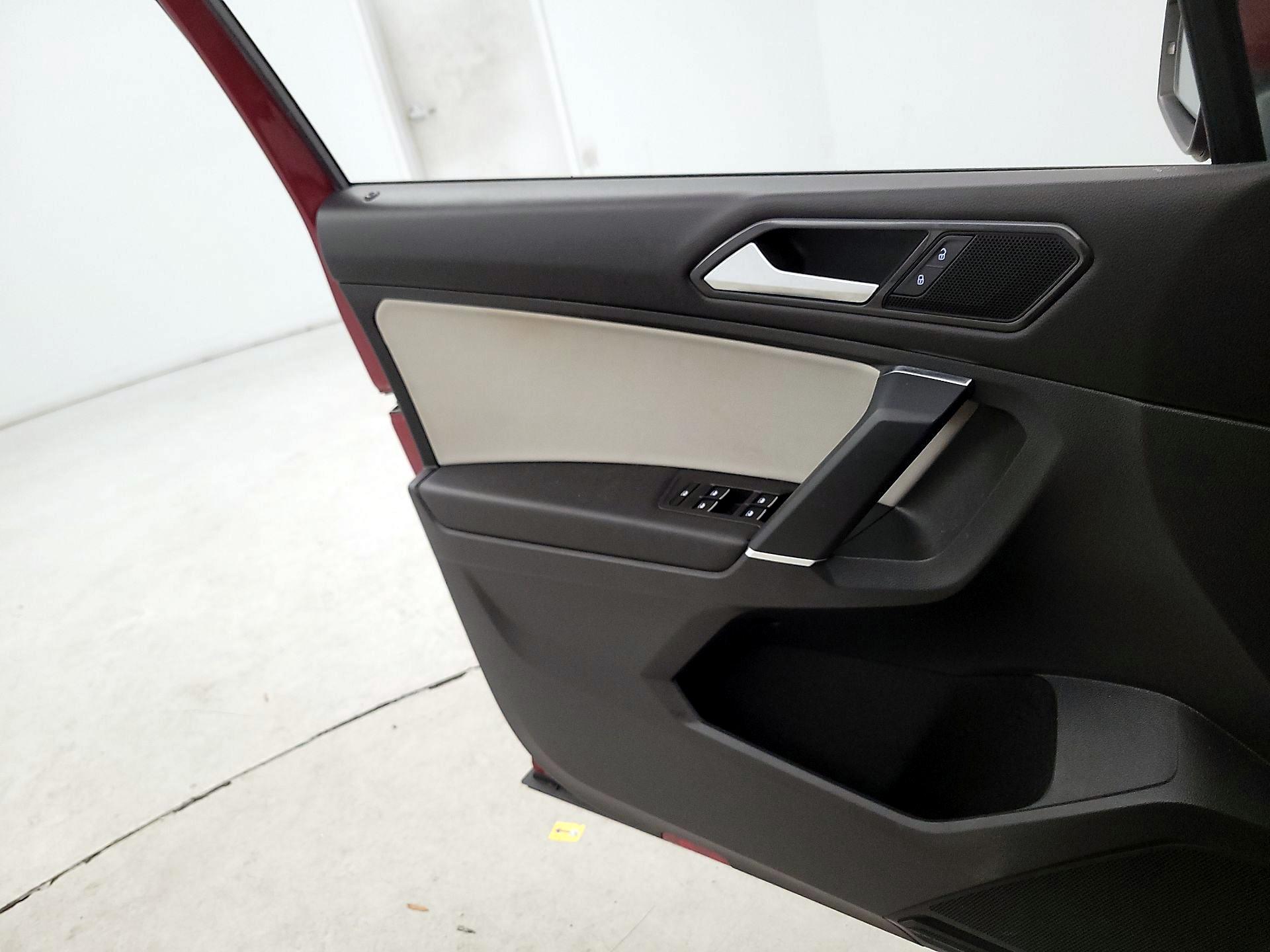 Thumbnail: 2018 Volkswagen Tiguan - 12