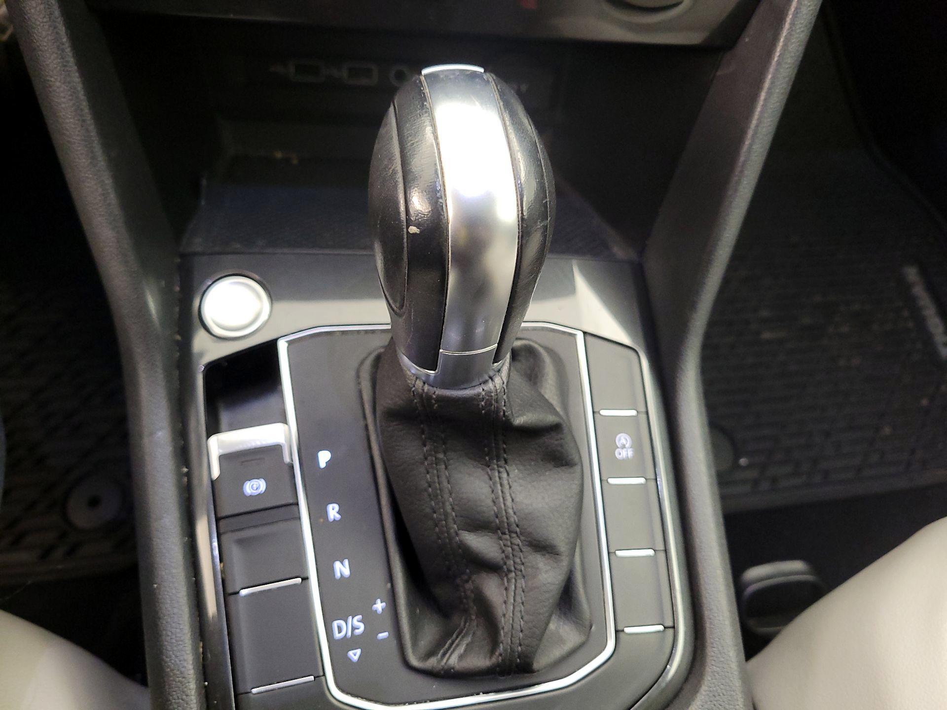 Thumbnail: 2018 Volkswagen Tiguan - 17