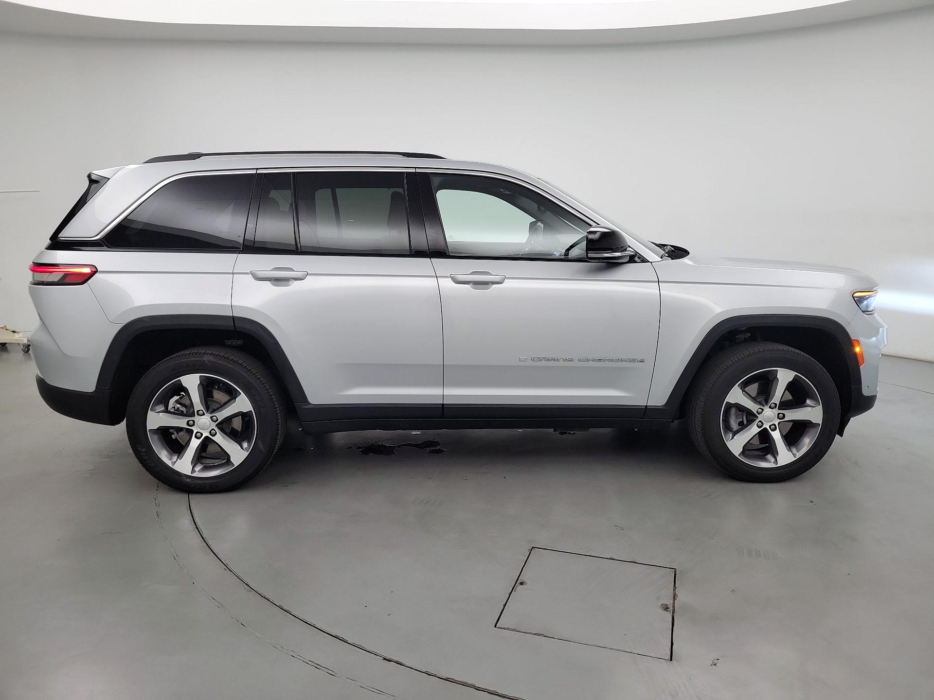 Thumbnail: 2022 Jeep Grand Cherokee - 4