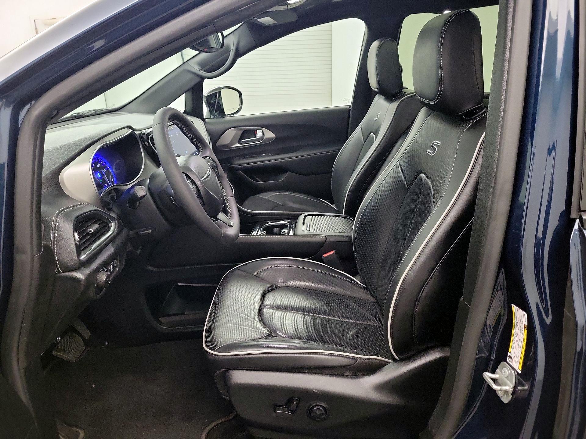 Thumbnail: 2023 Chrysler Pacifica - 9