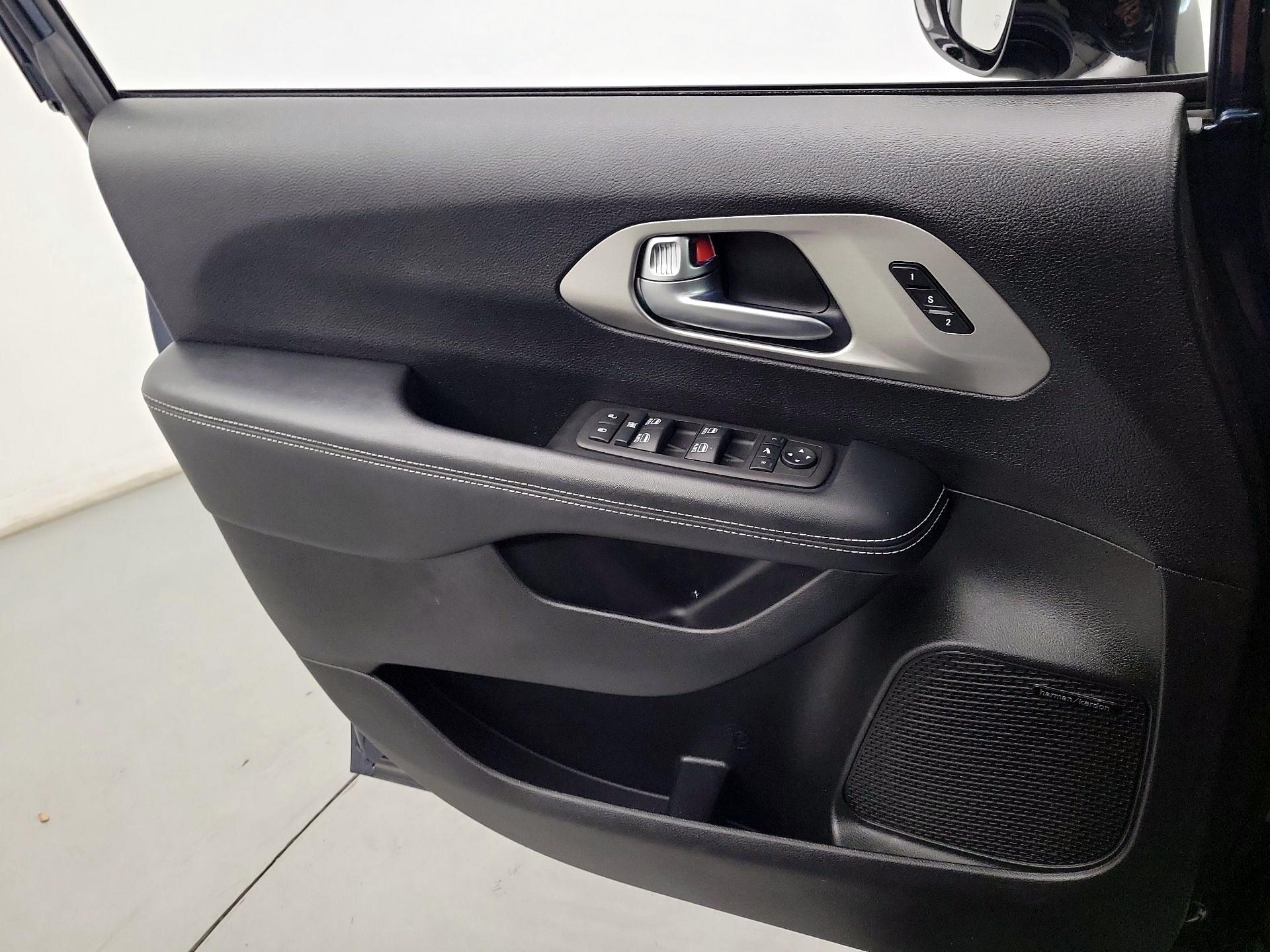 Thumbnail: 2023 Chrysler Pacifica - 10