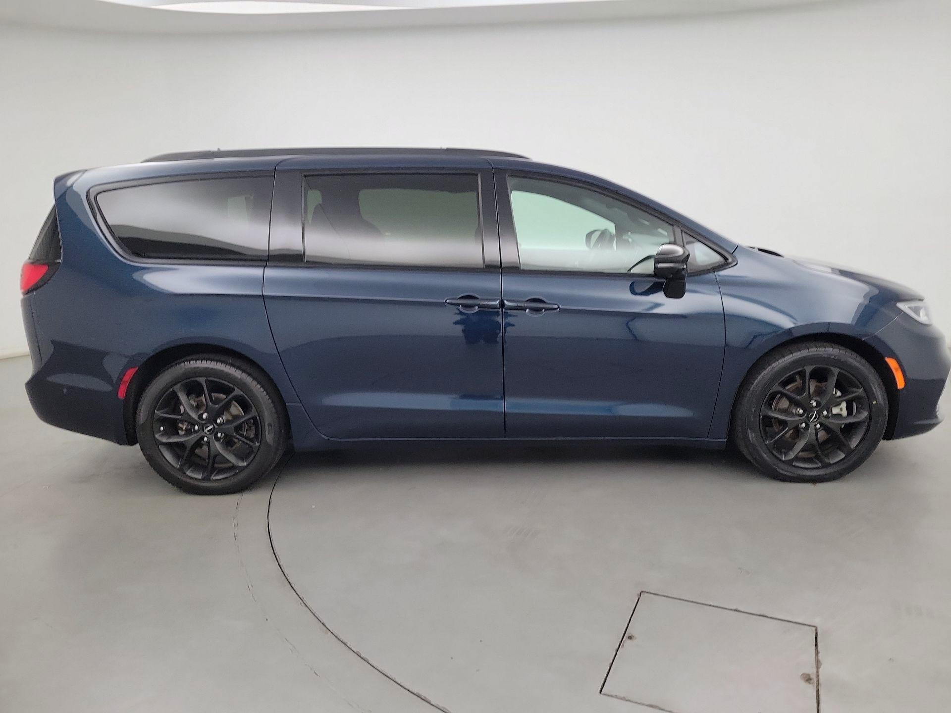 Thumbnail: 2023 Chrysler Pacifica - 4