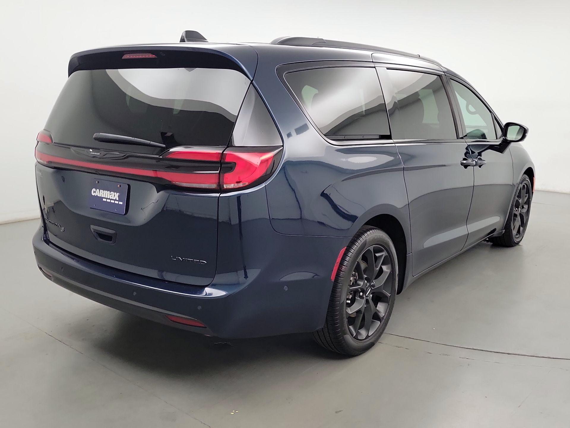 Thumbnail: 2023 Chrysler Pacifica - 5