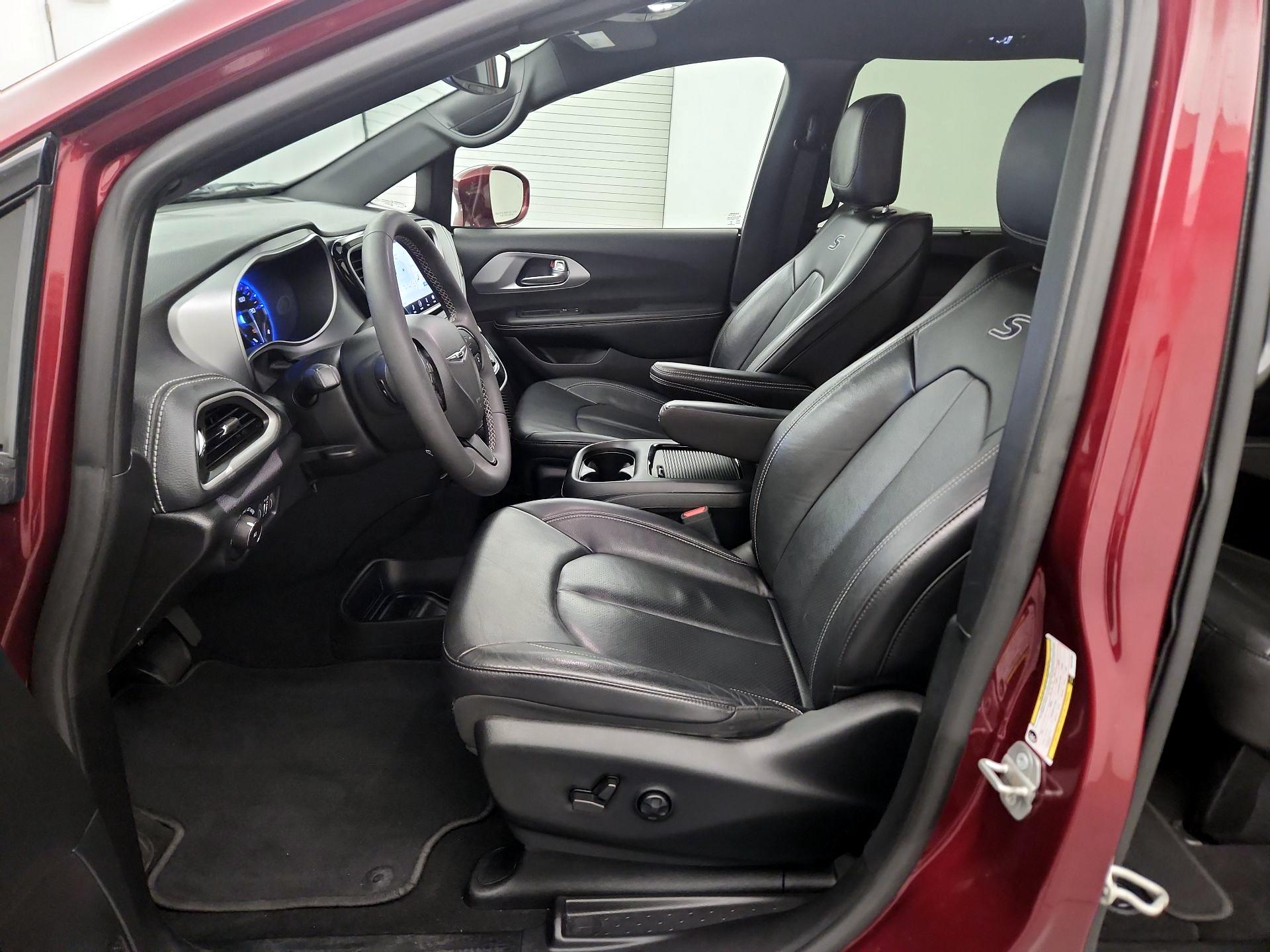 Thumbnail: 2022 Chrysler Pacifica - 9