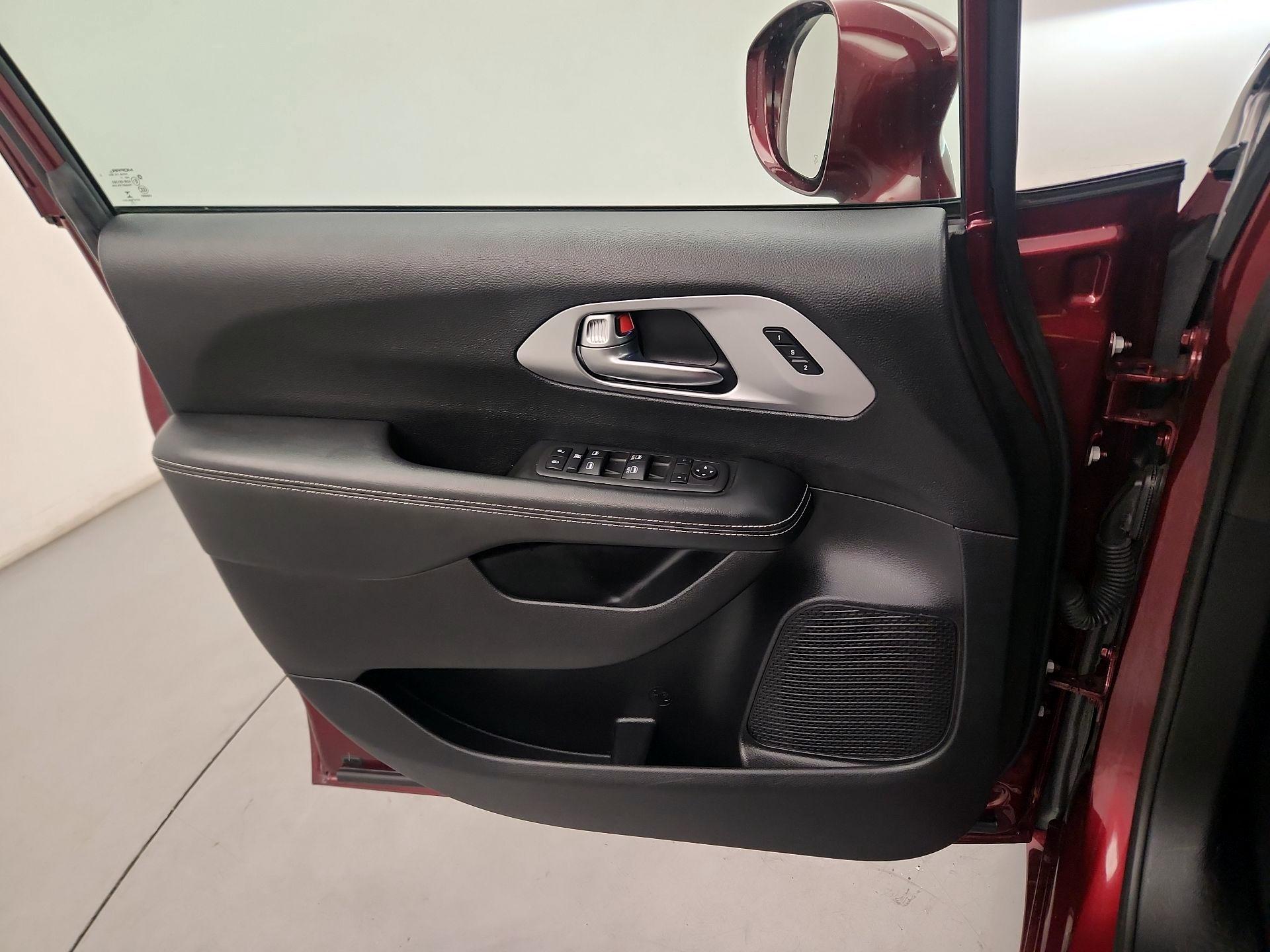 Thumbnail: 2022 Chrysler Pacifica - 10