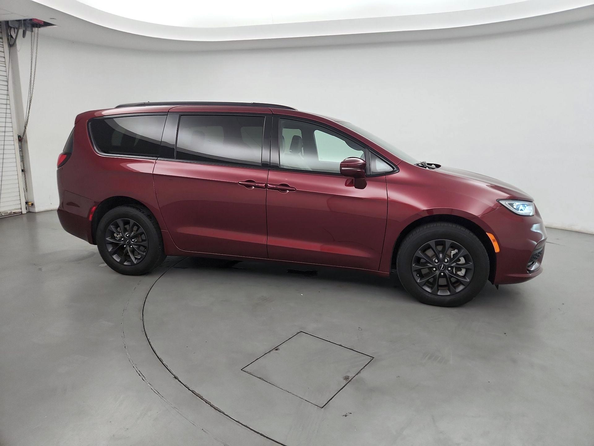 Thumbnail: 2022 Chrysler Pacifica - 4