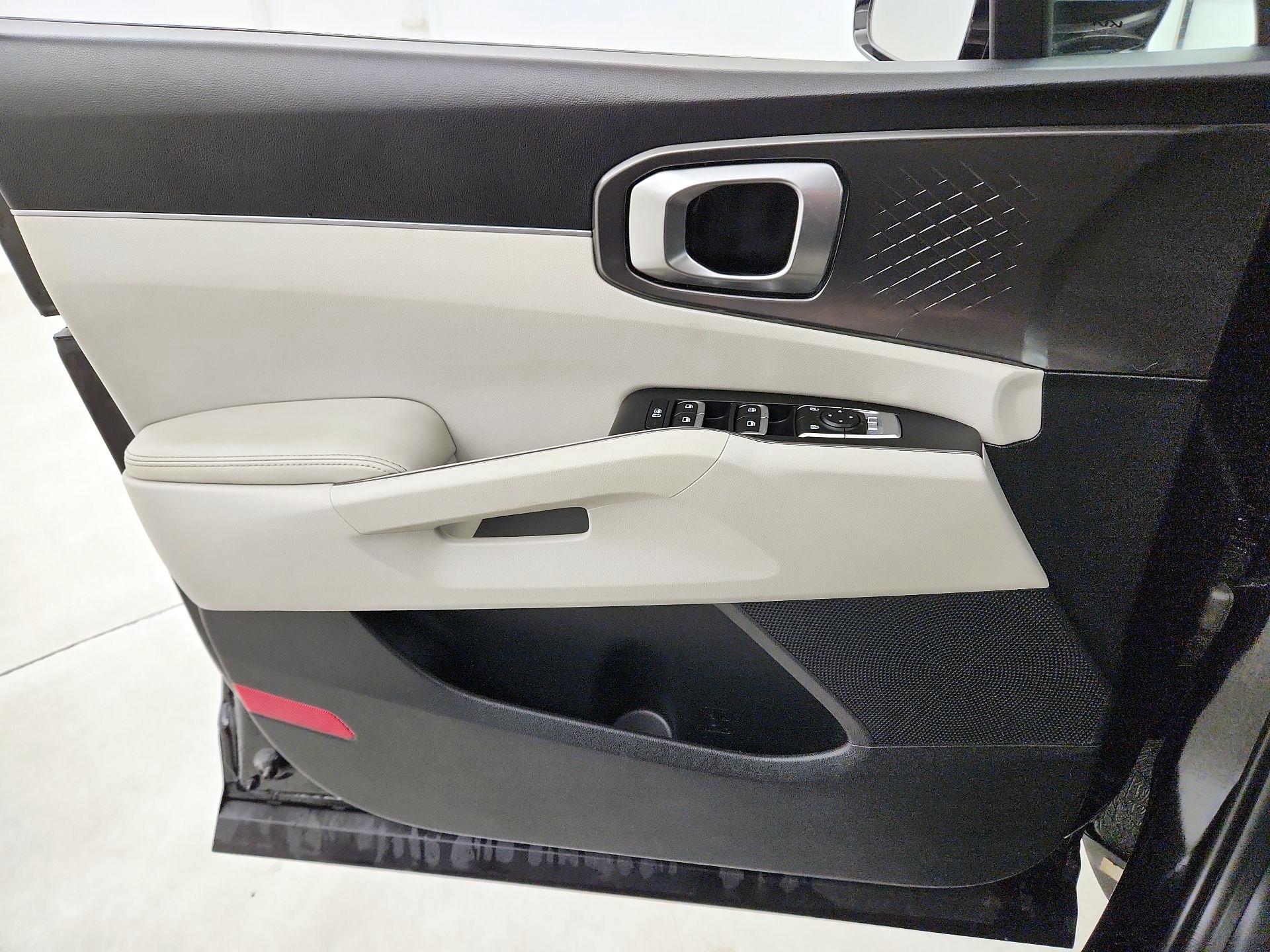 Thumbnail: 2023 Kia Sorento - 12