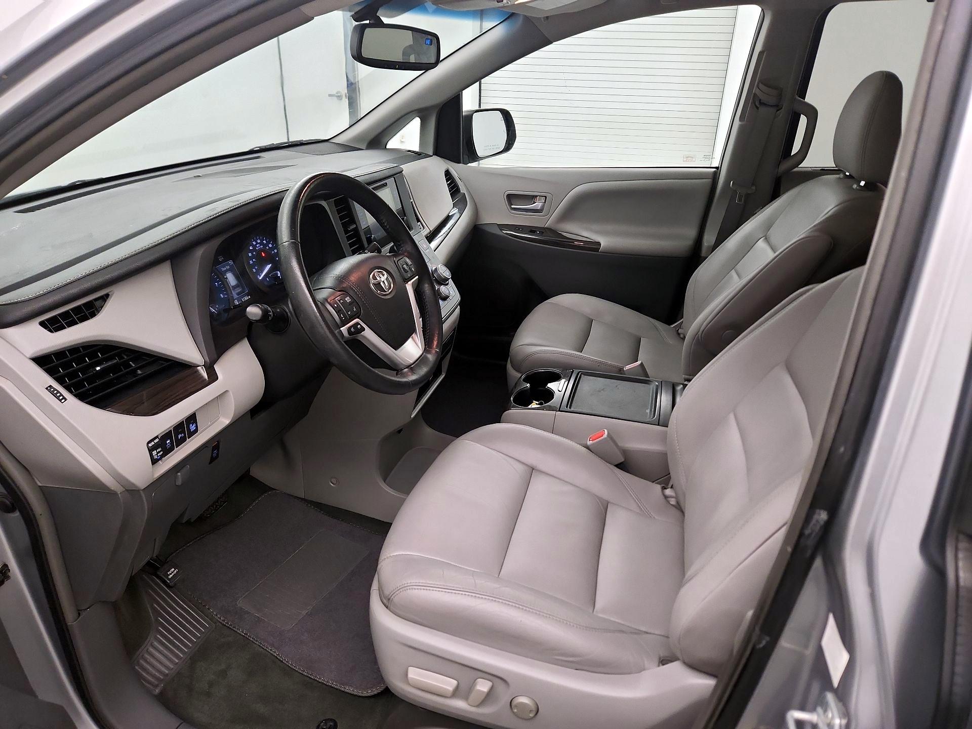 Thumbnail: 2015 Toyota Sienna - 9