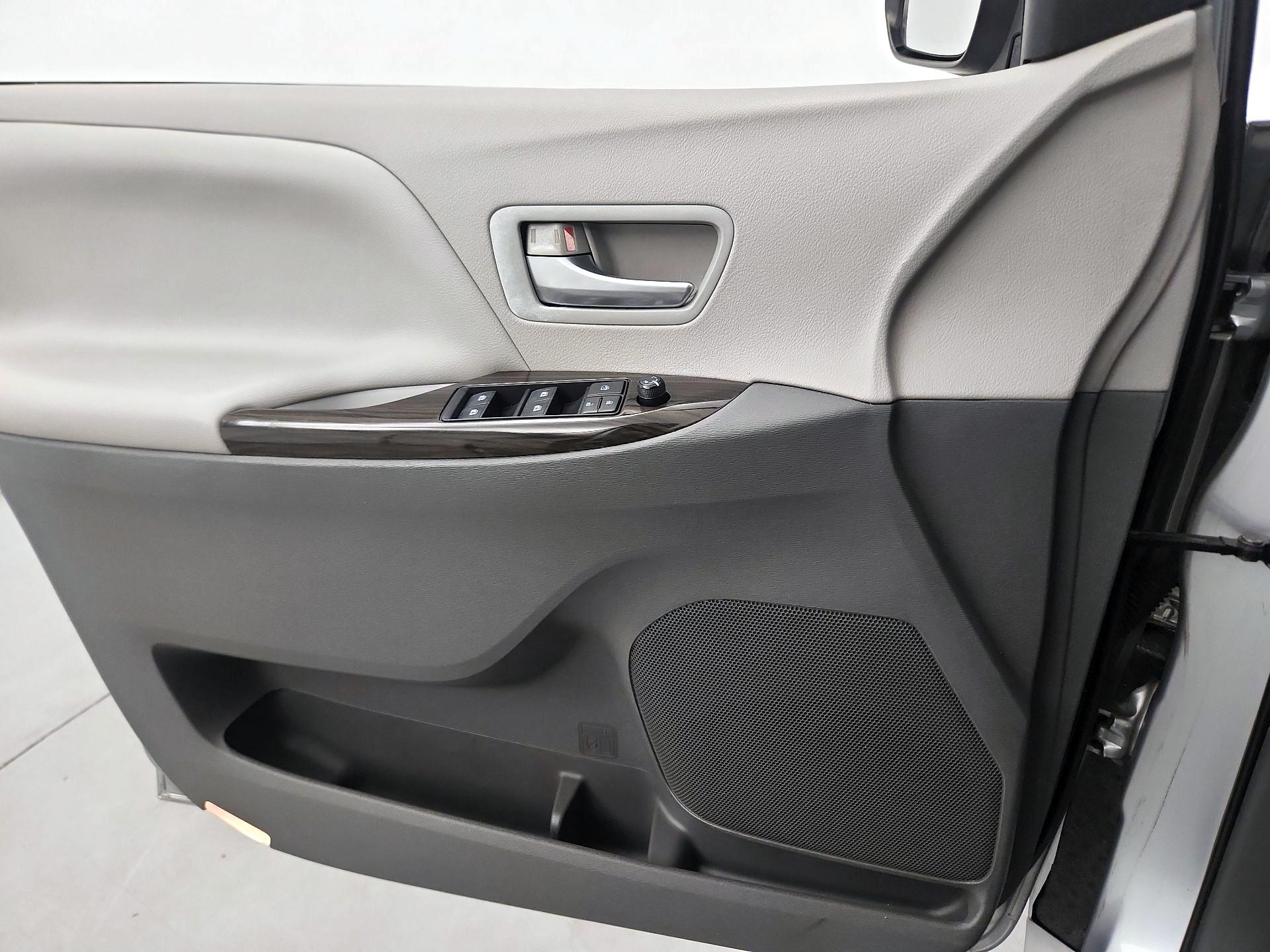 Thumbnail: 2015 Toyota Sienna - 10