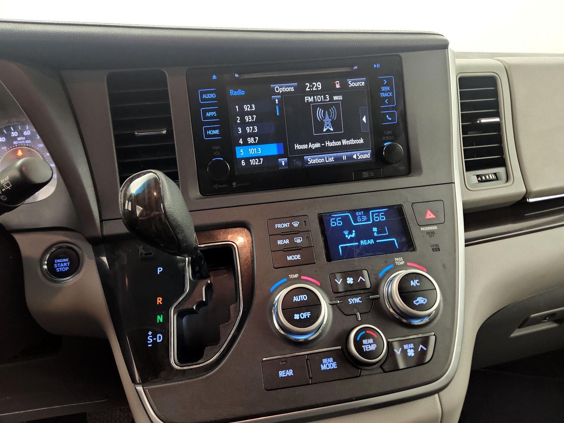 Thumbnail: 2015 Toyota Sienna - 12