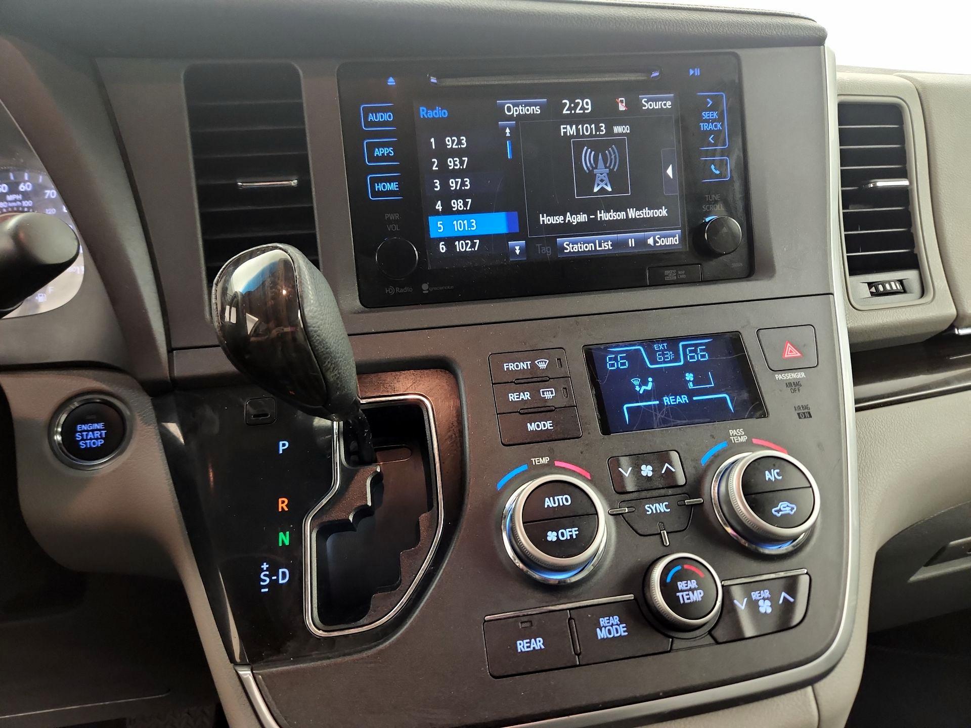 Thumbnail: 2015 Toyota Sienna - 13