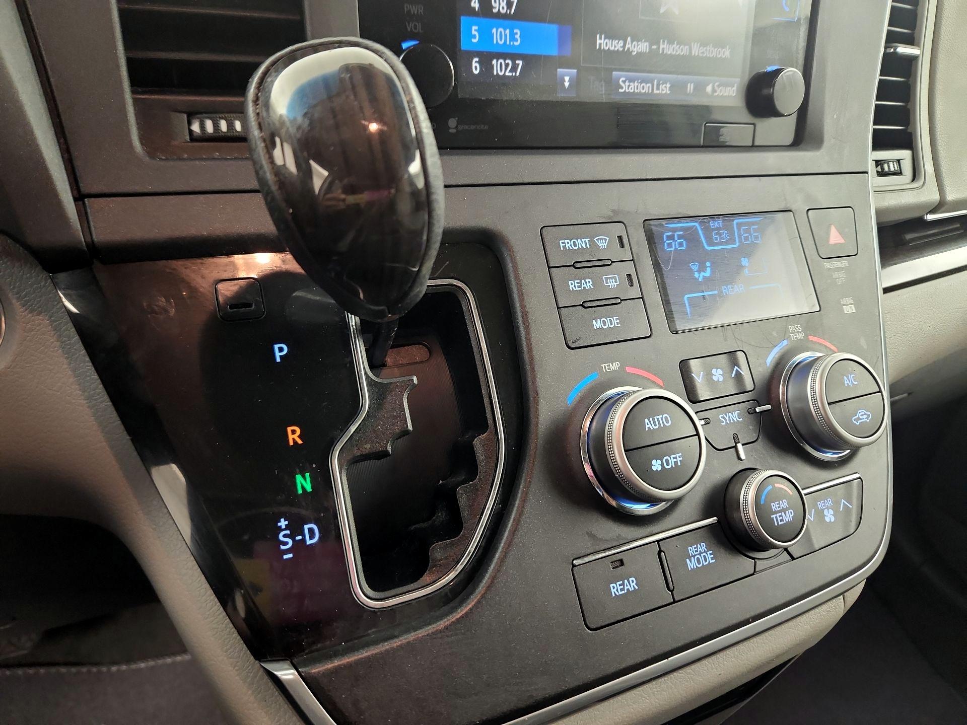 Thumbnail: 2015 Toyota Sienna - 14