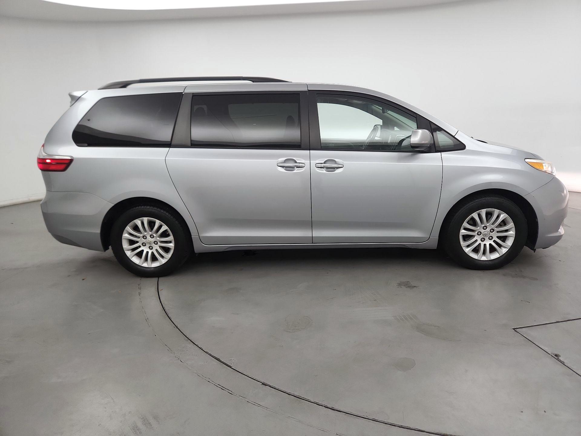 Thumbnail: 2015 Toyota Sienna - 4
