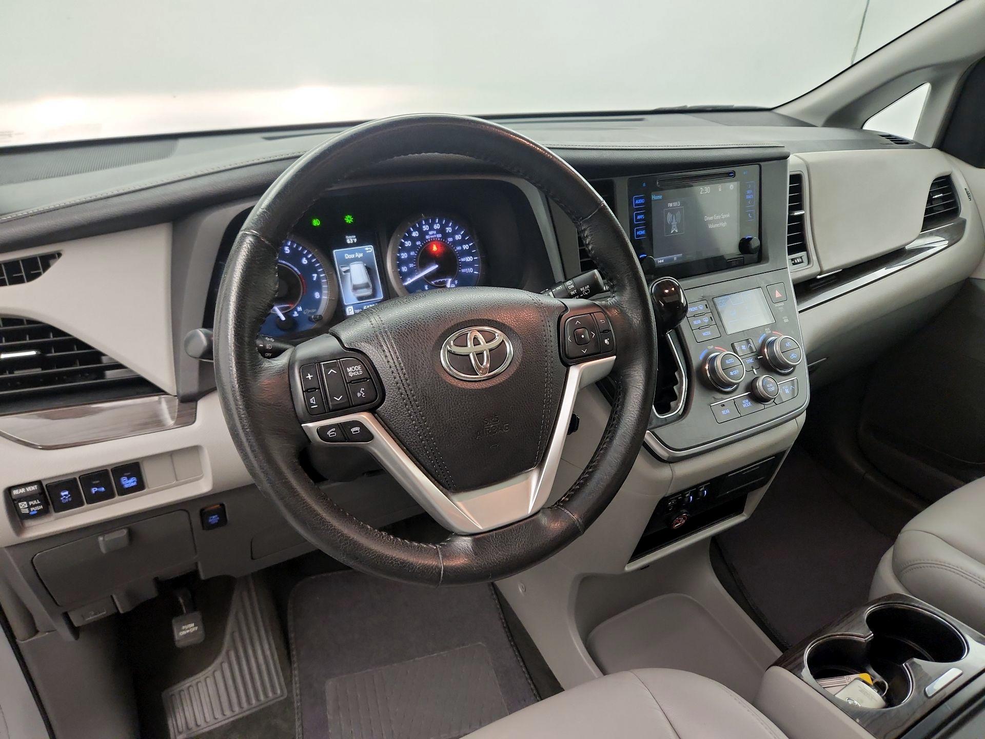 Thumbnail: 2015 Toyota Sienna - 8