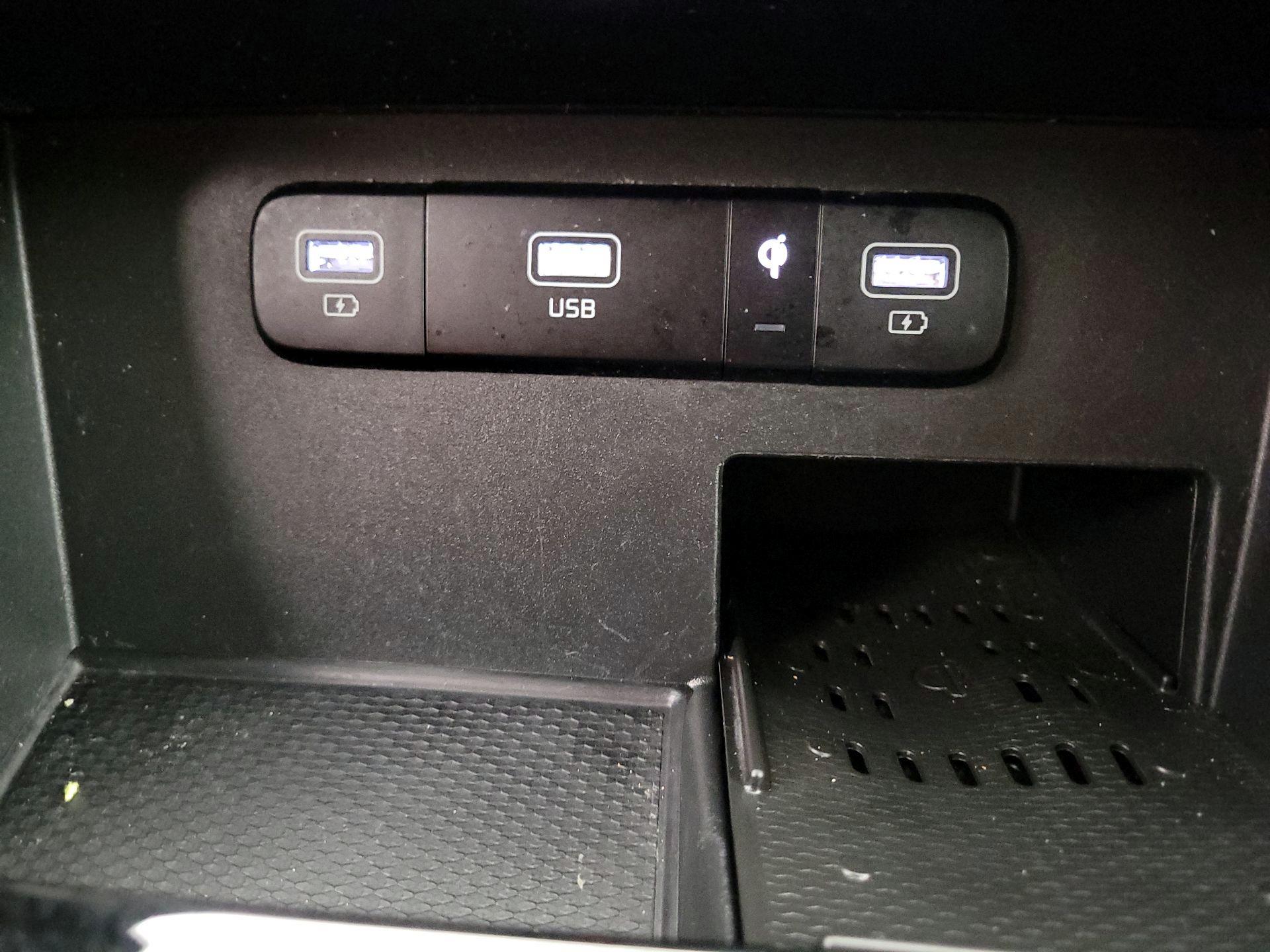 Thumbnail: 2022 Kia Carnival - 18