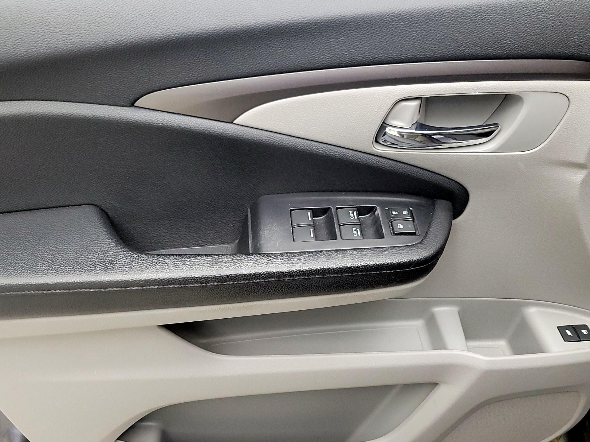 Thumbnail: 2018 Honda Pilot - 12