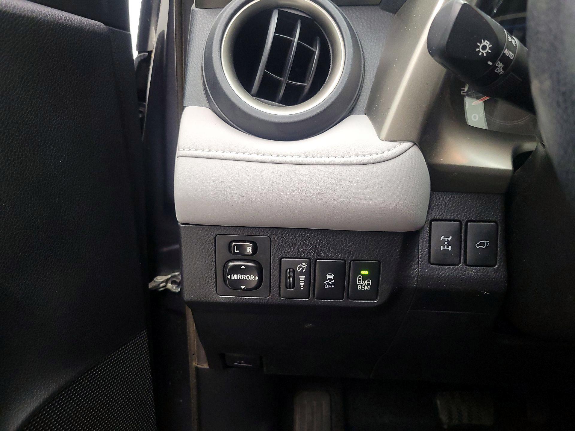 Thumbnail: 2015 Toyota RAV4 - 13