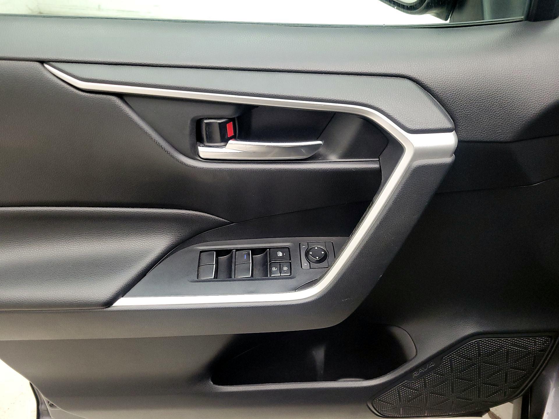 Thumbnail: 2019 Toyota RAV4 - 12