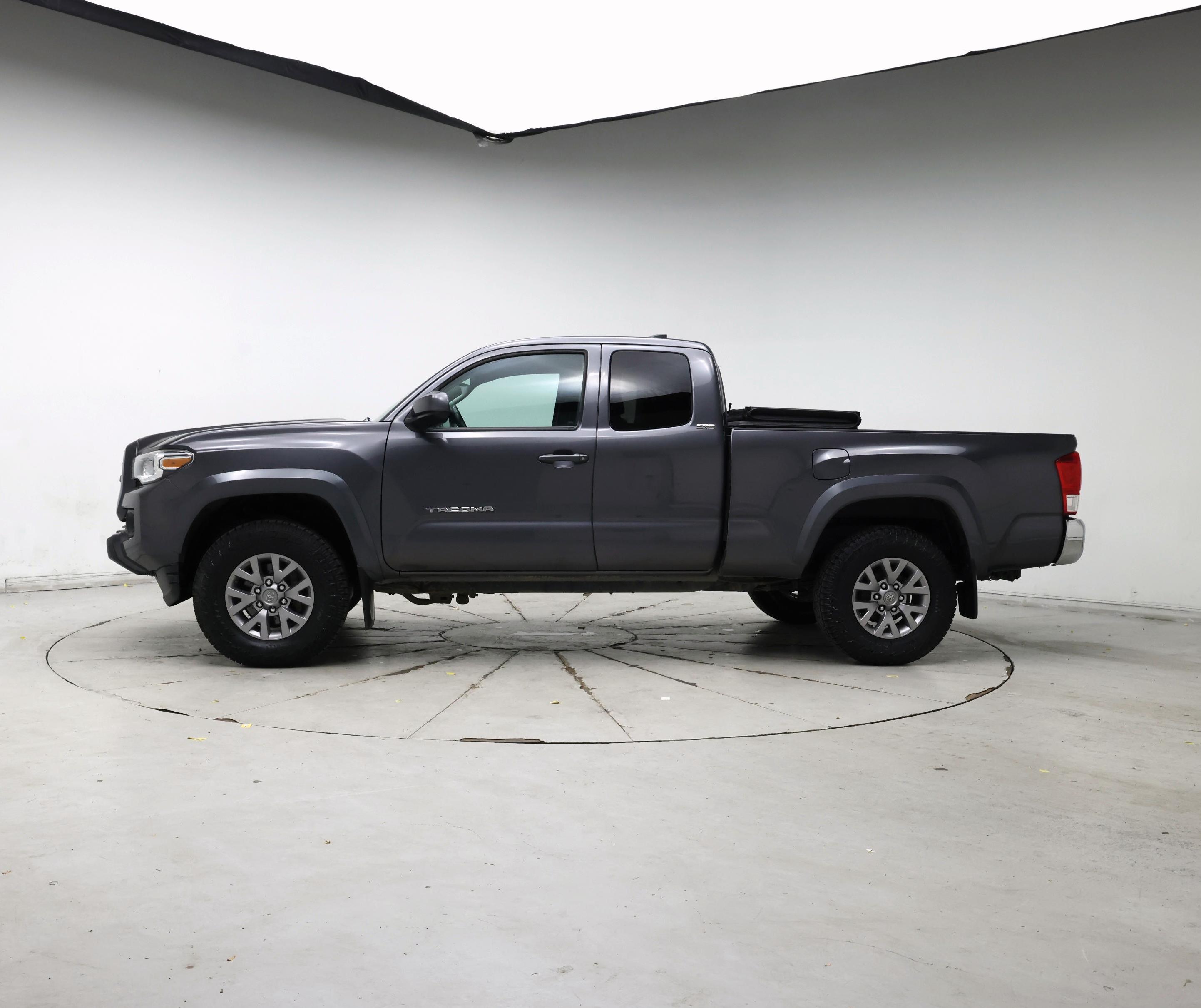 Thumbnail: 2017 Toyota Tacoma - 3