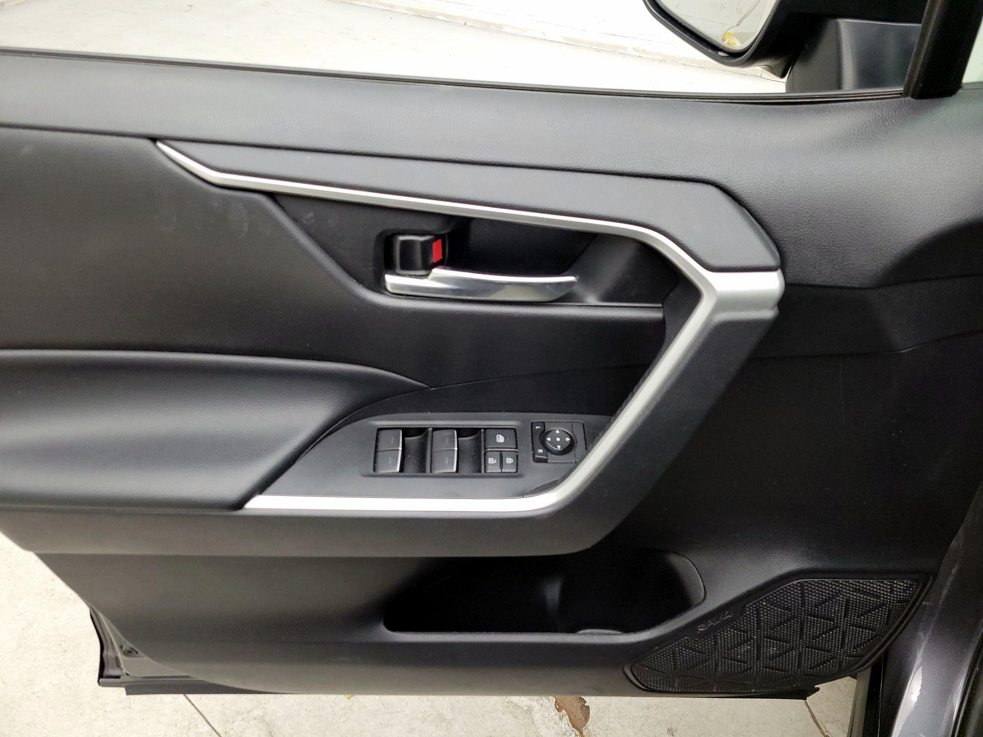 Thumbnail: 2022 Toyota RAV4 - 12