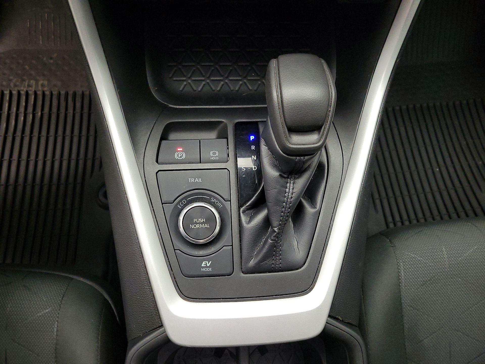 Thumbnail: 2022 Toyota RAV4 - 17