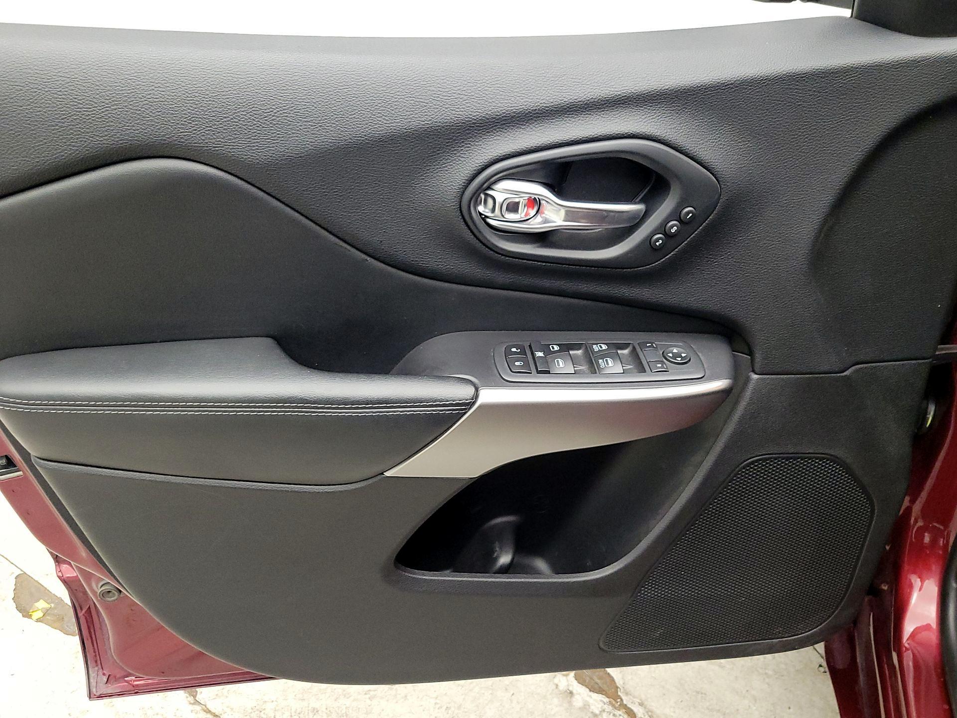 Thumbnail: 2020 Jeep Cherokee - 12