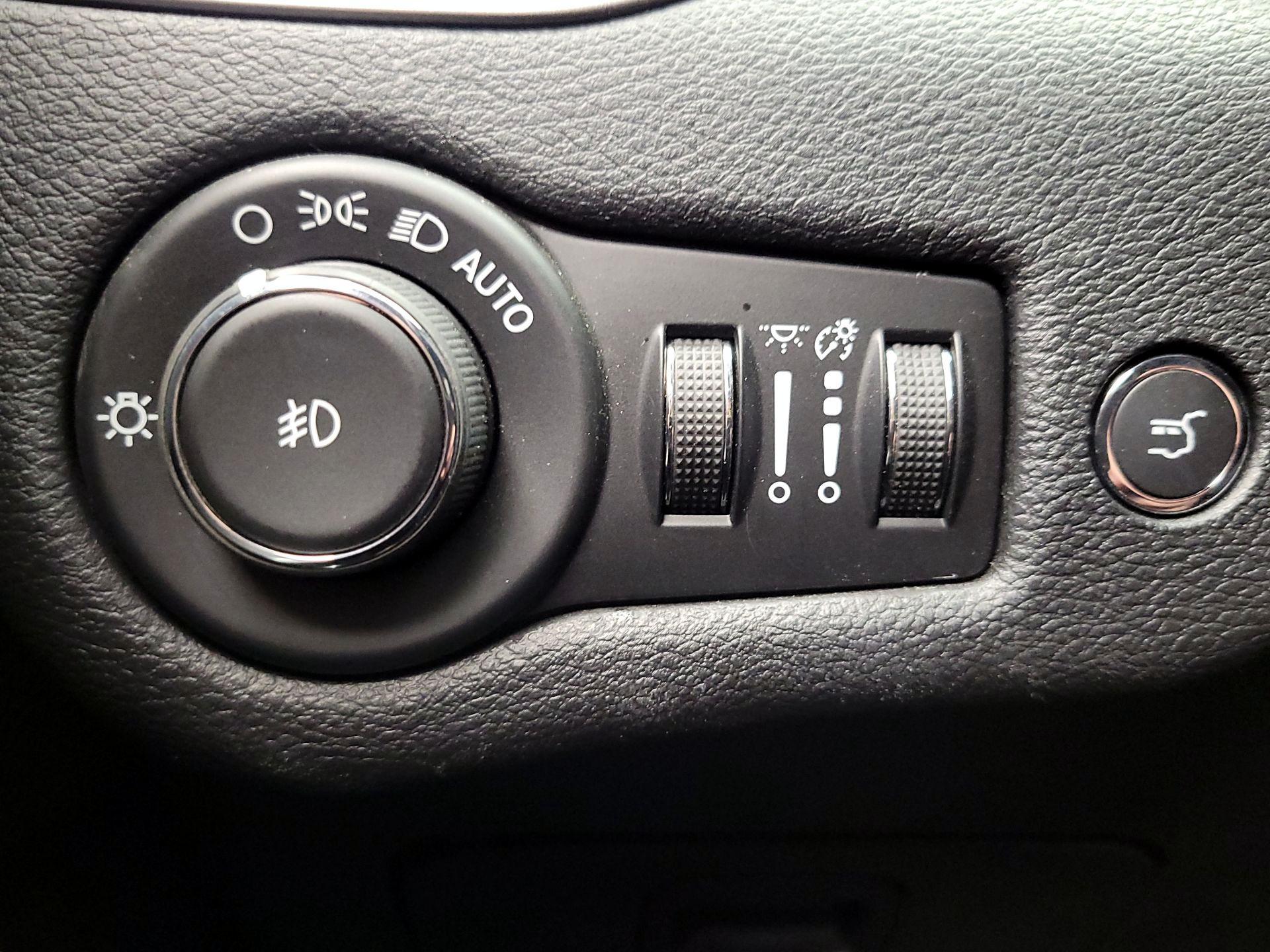 Thumbnail: 2020 Jeep Cherokee - 13