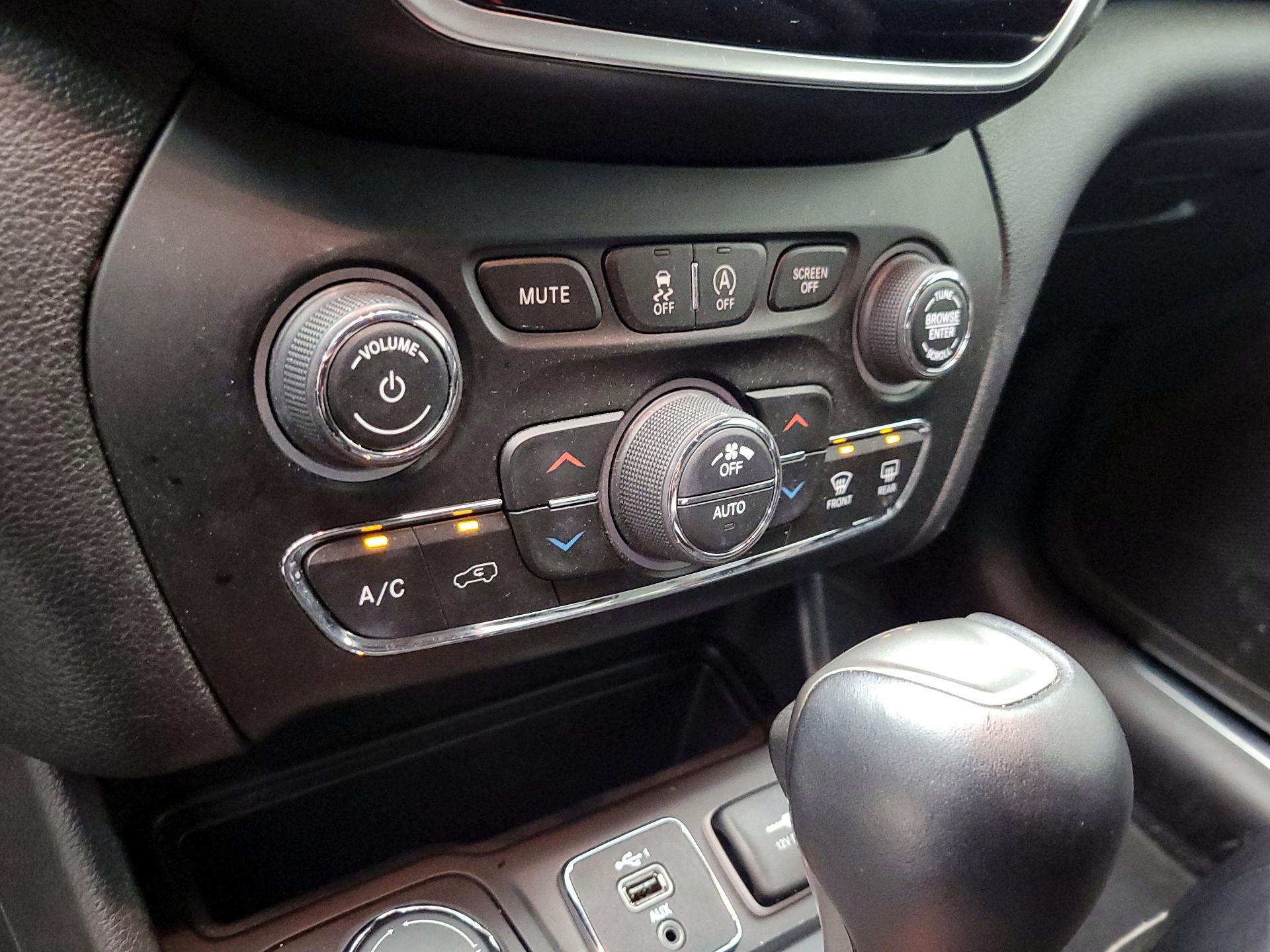 Thumbnail: 2020 Jeep Cherokee - 17