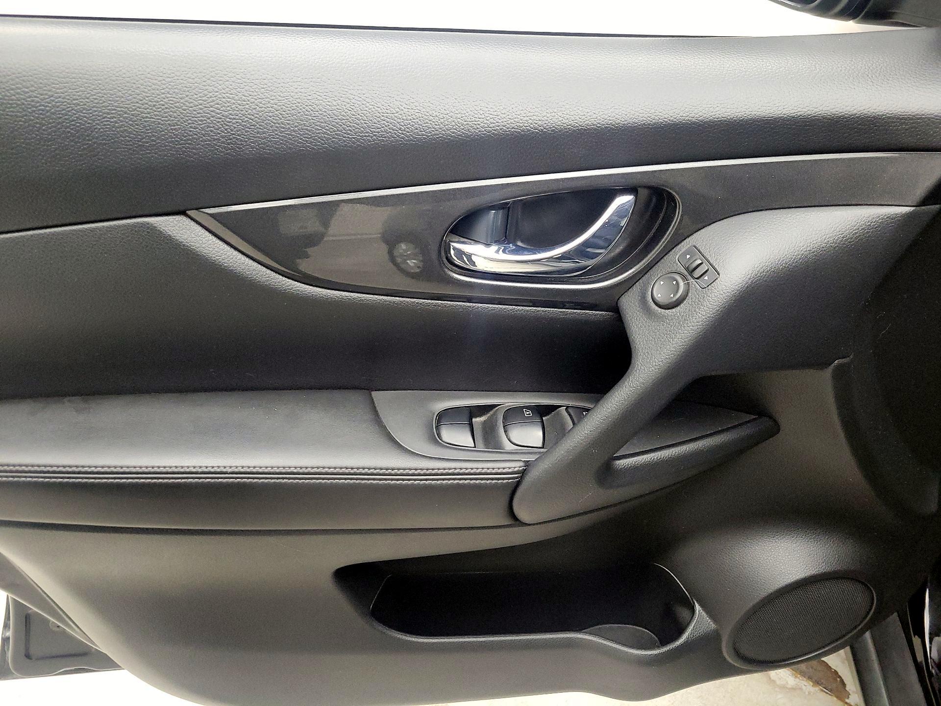 Thumbnail: 2017 Nissan Rogue - 12