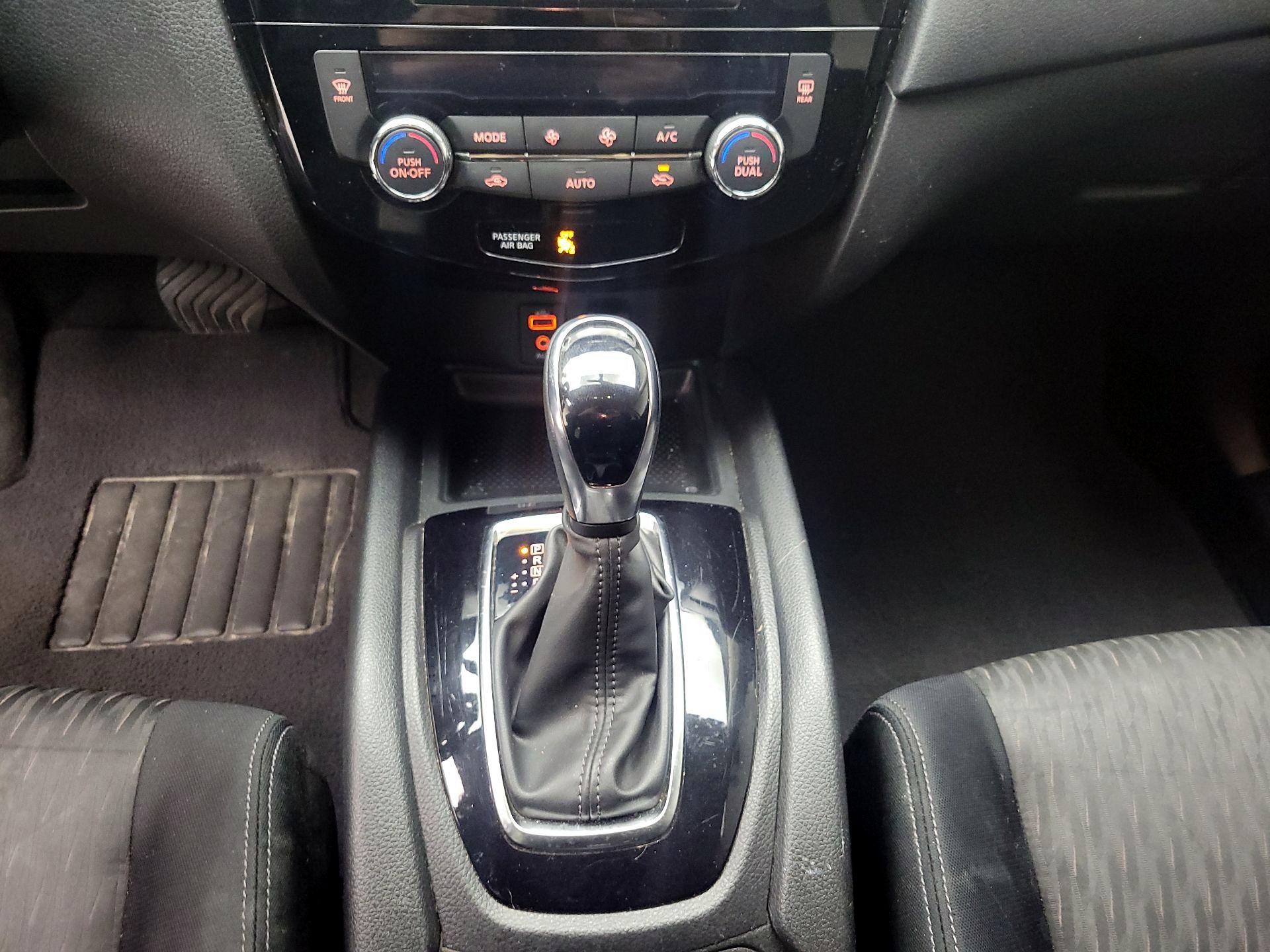 Thumbnail: 2017 Nissan Rogue - 17