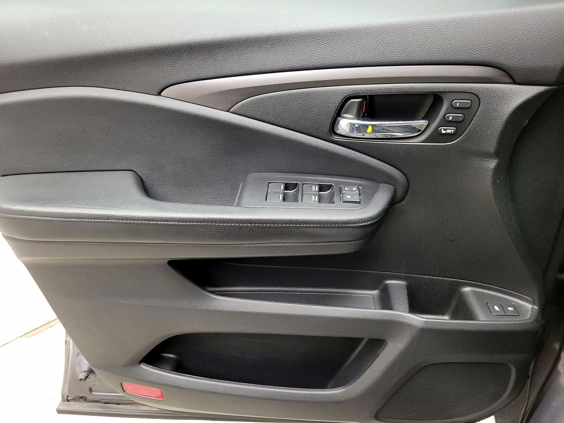 Thumbnail: 2019 Honda Pilot - 12