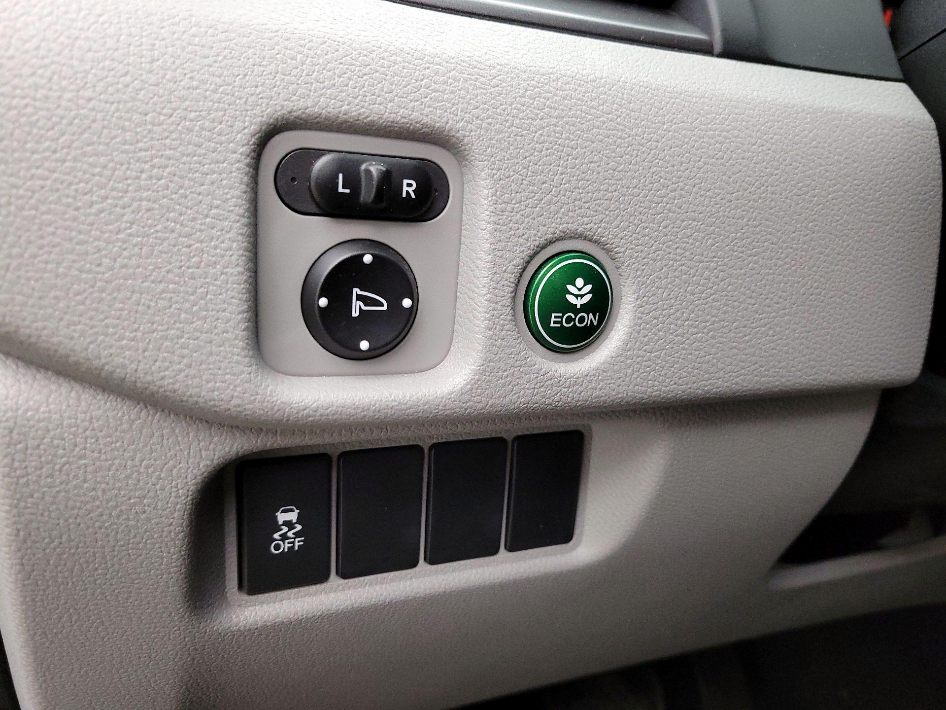 Thumbnail: 2017 Honda Pilot - 13