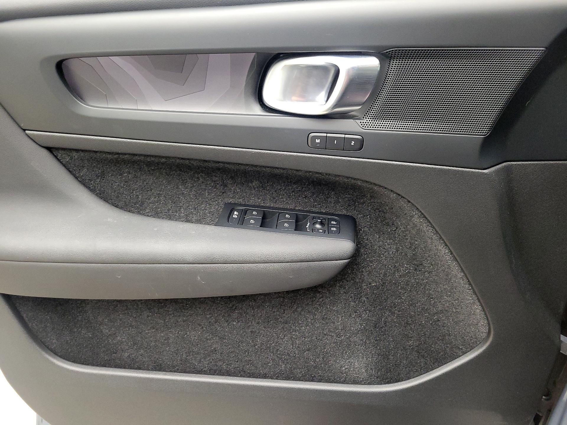 Thumbnail: 2023 Volvo XC40 - 12