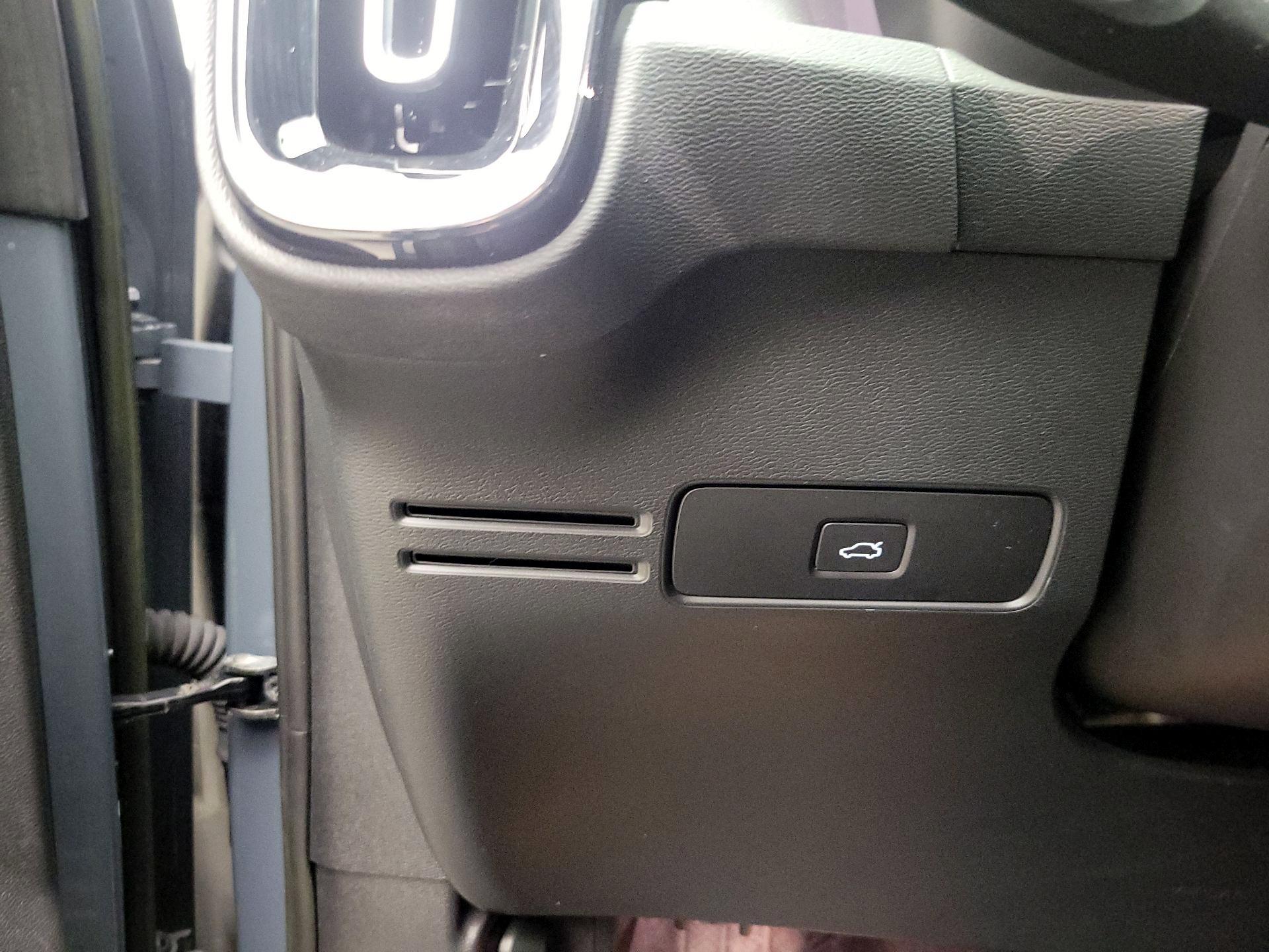 Thumbnail: 2023 Volvo XC40 - 13