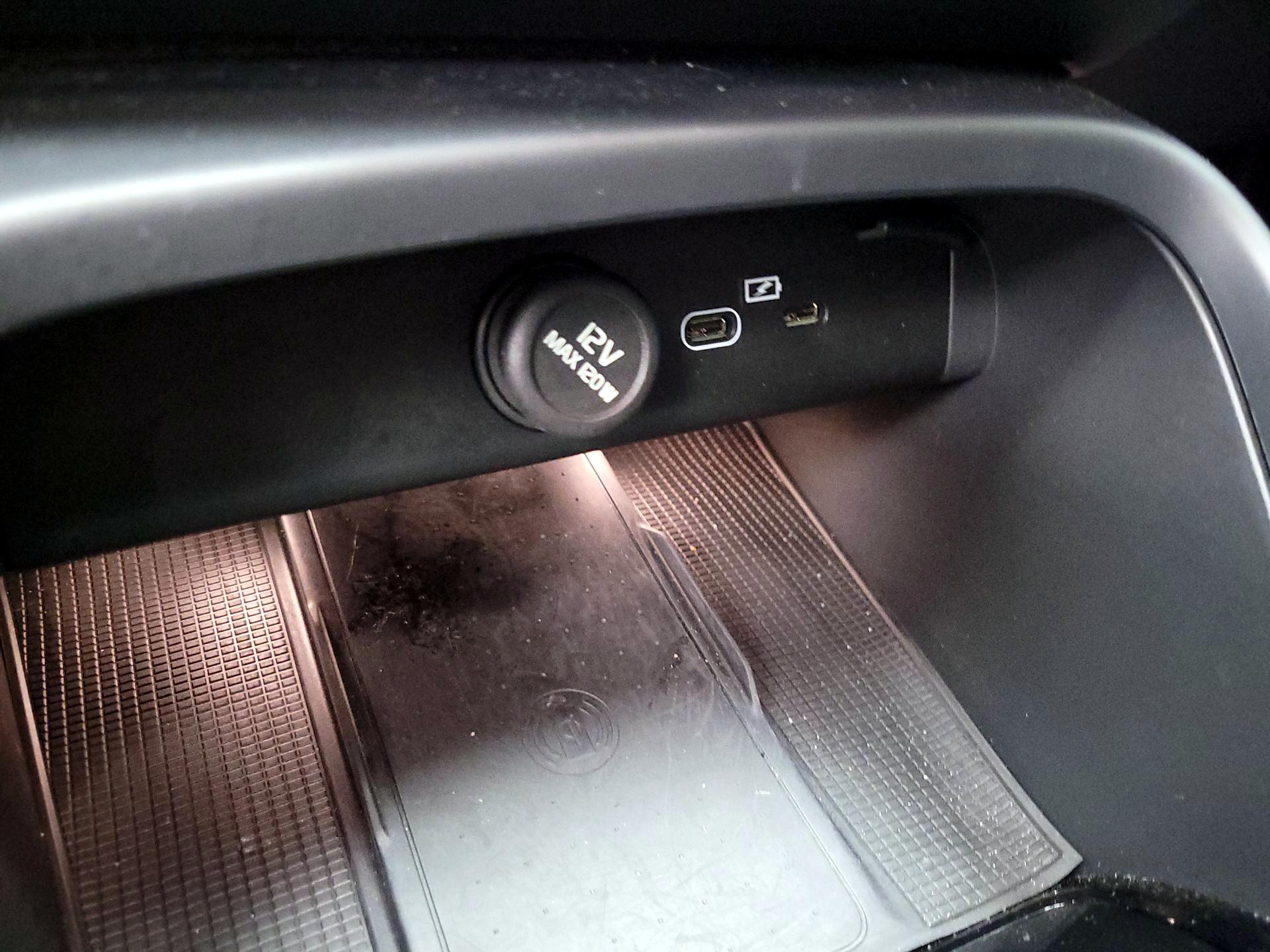 Thumbnail: 2023 Volvo XC40 - 18