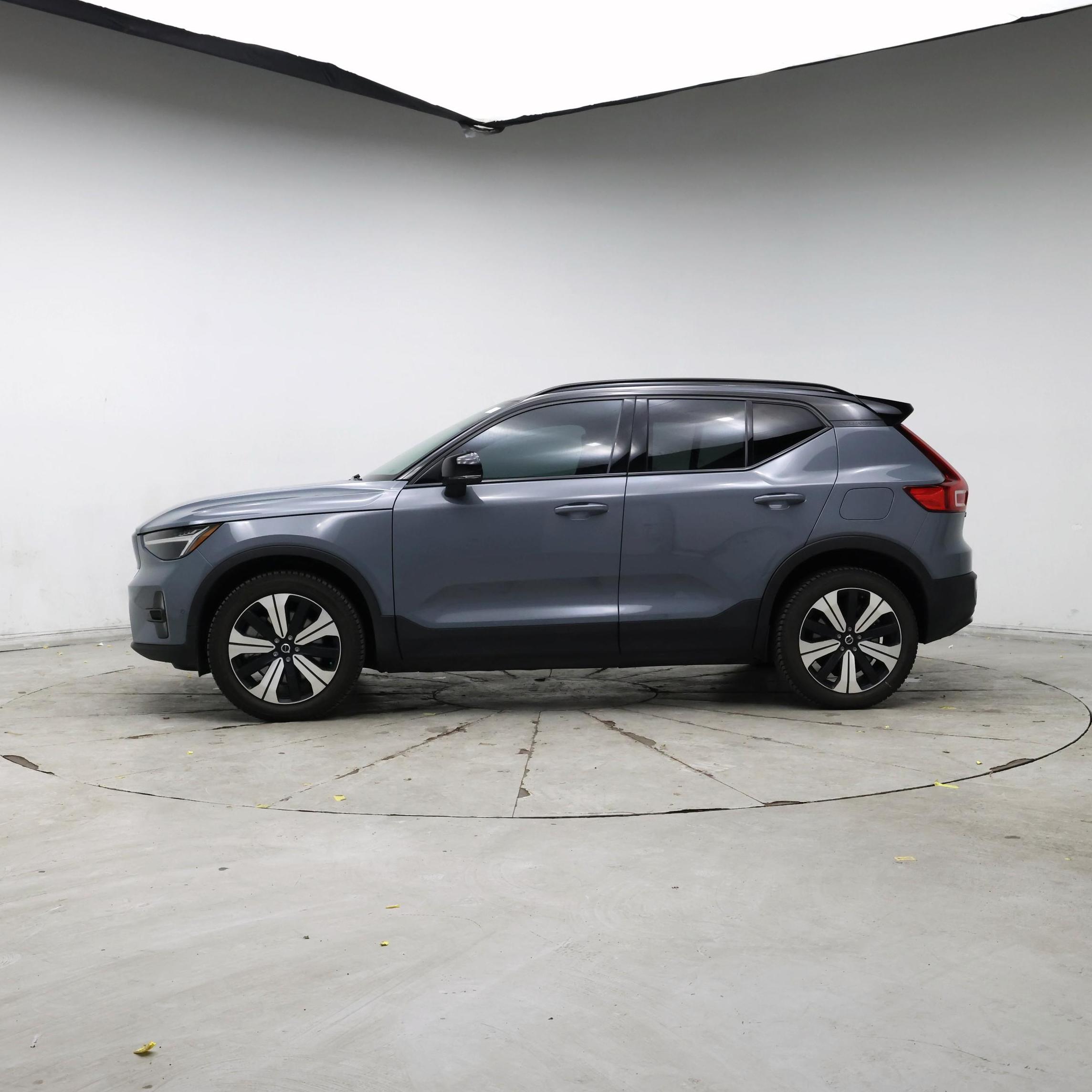 Thumbnail: 2023 Volvo XC40 - 3