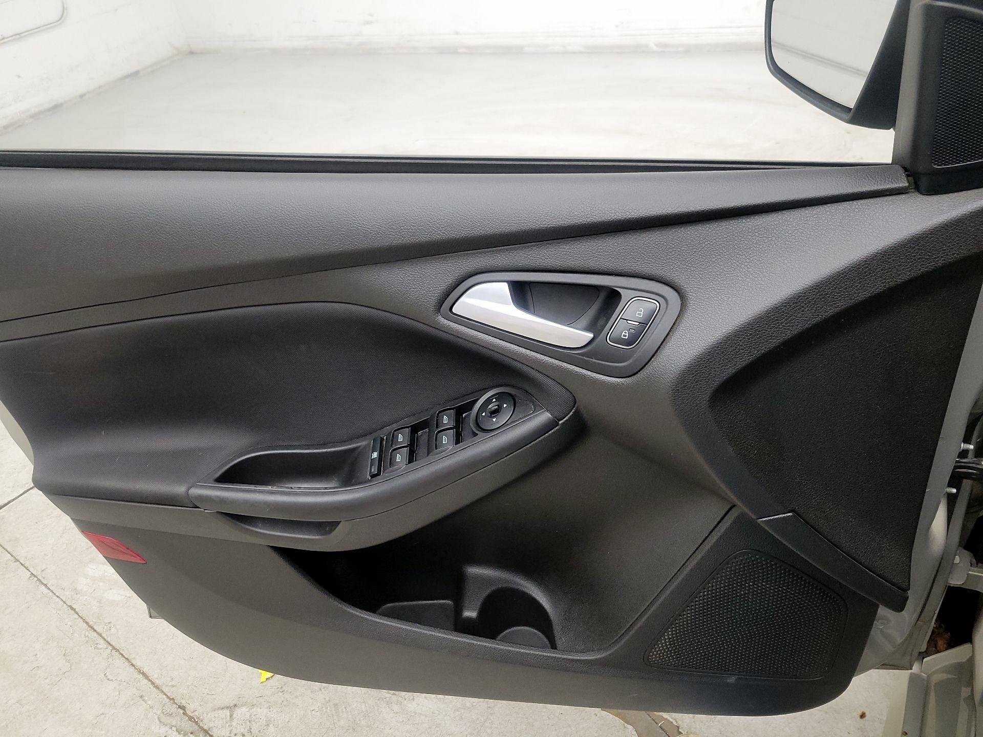 Thumbnail: 2016 Ford Focus - 12