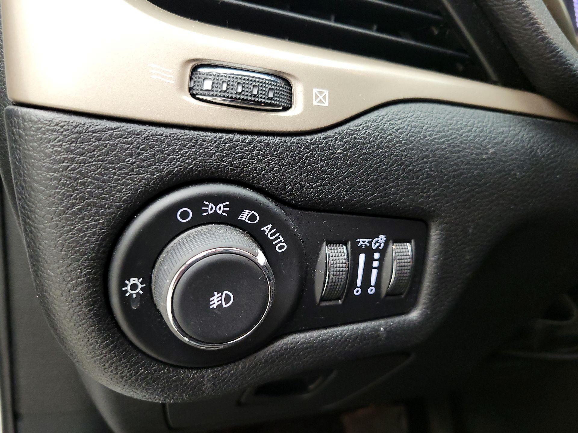 Thumbnail: 2017 Jeep Cherokee - 13