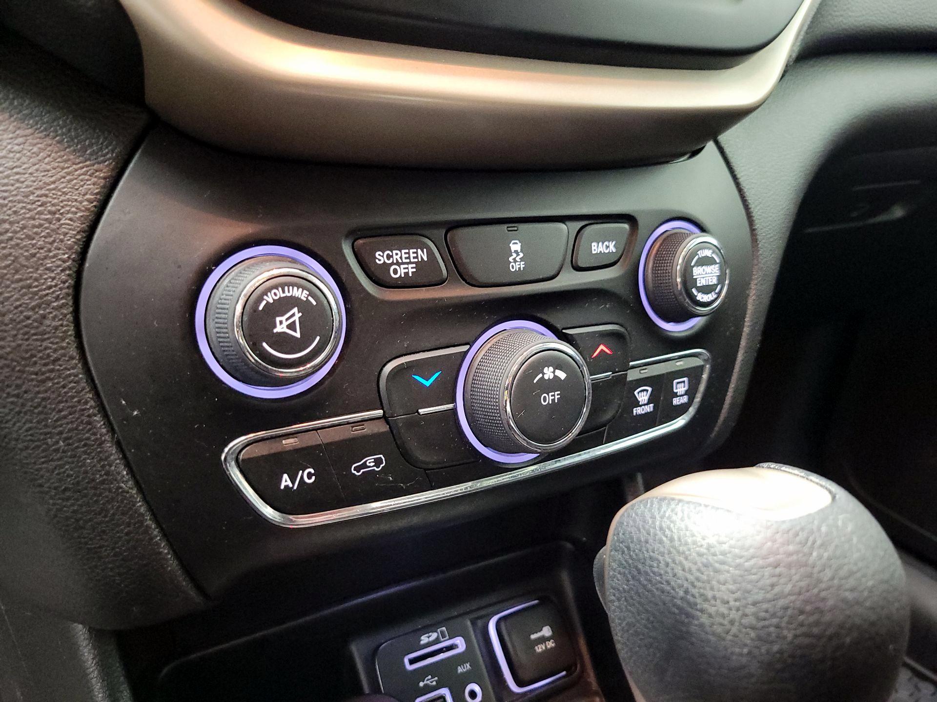 Thumbnail: 2017 Jeep Cherokee - 16