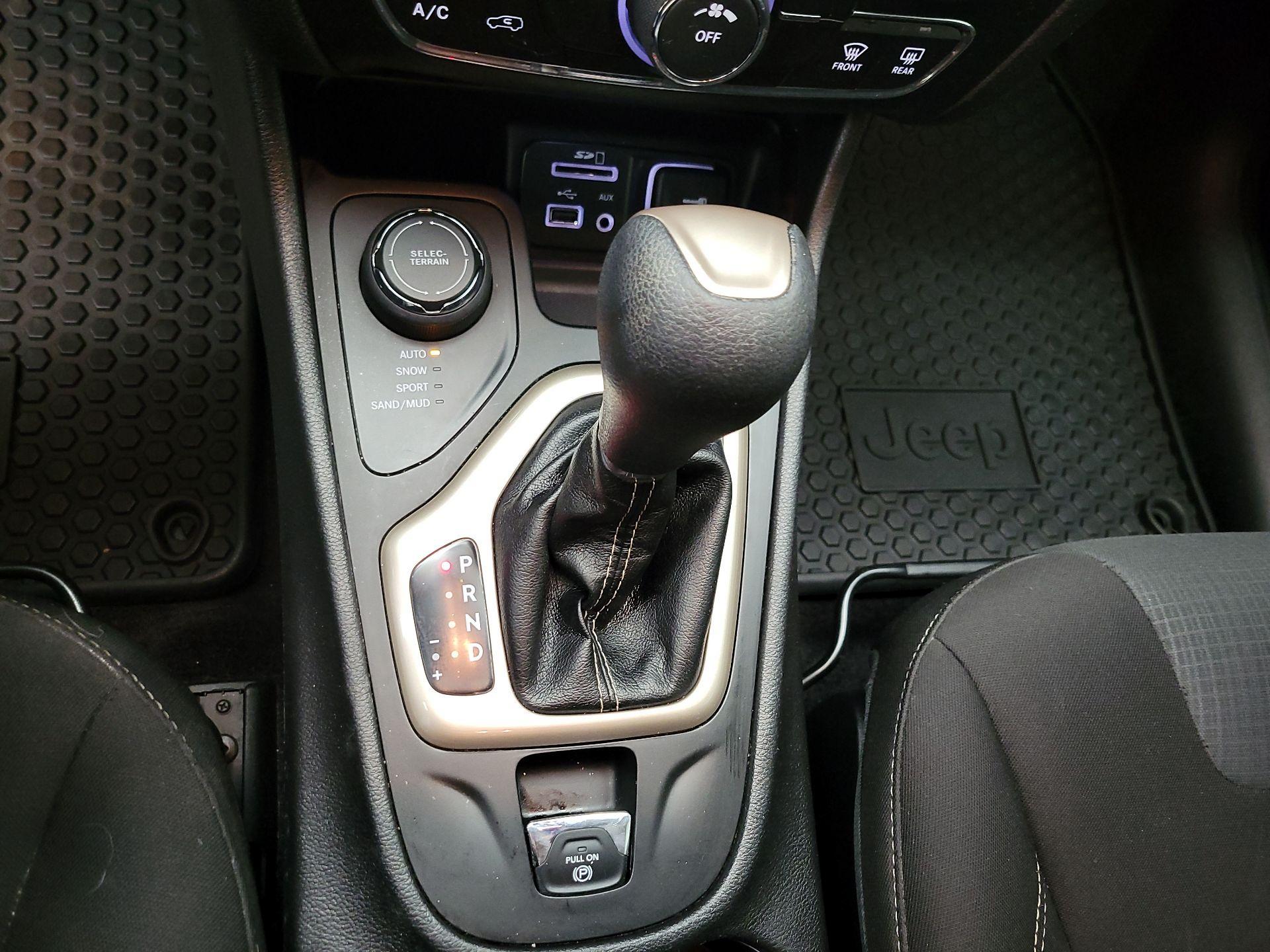 Thumbnail: 2017 Jeep Cherokee - 17