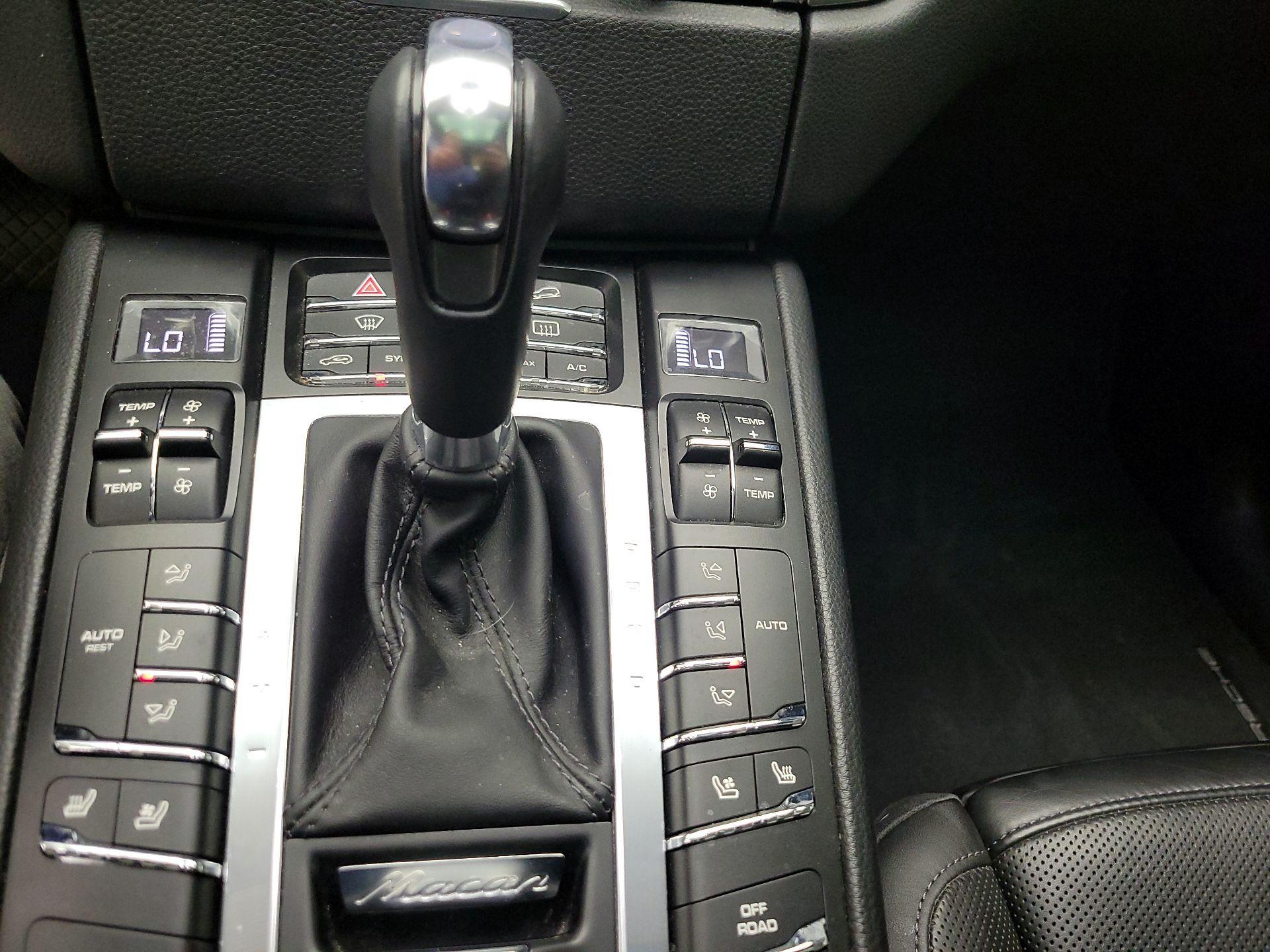 Thumbnail: 2018 Porsche Macan - 18