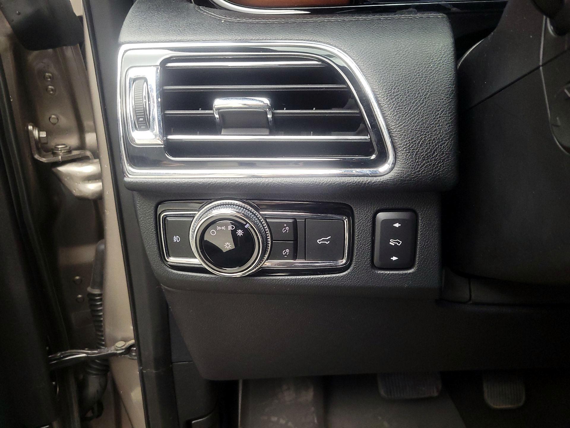 Thumbnail: 2019 Lincoln Navigator L - 13