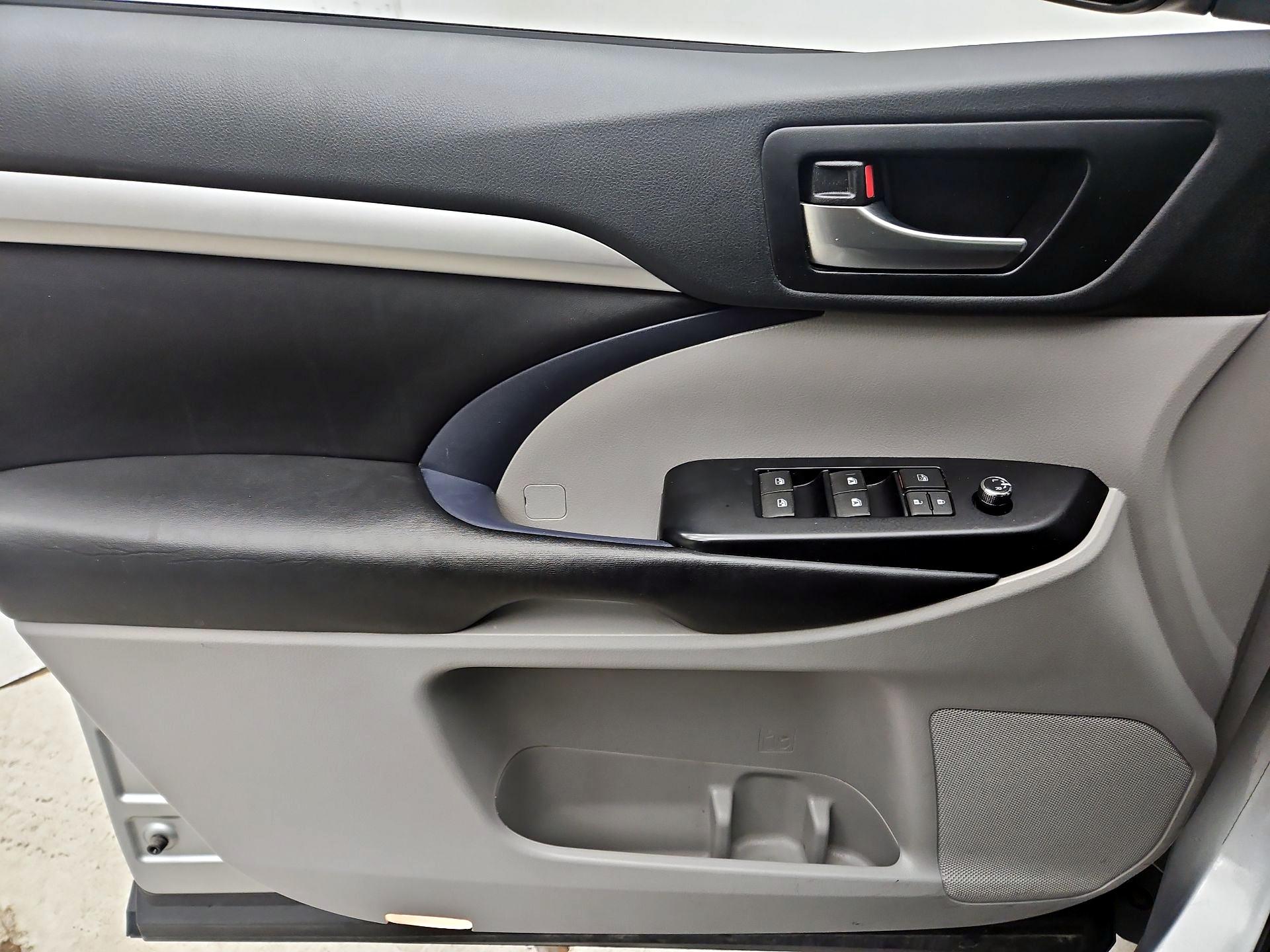 Thumbnail: 2019 Toyota Highlander - 12